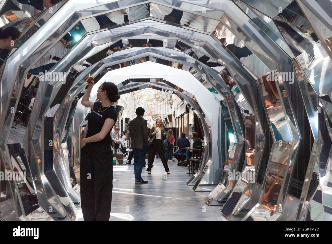 Londres, Royaume-Uni, 15 septembre 2021 : avec la sortie du nouveau film James Bond No Time To Die dans les cinémas du Royaume-Uni le 30 septembre, Burlington Arcade de Mayfair est dans l'ambiance avec un tunnel en miroir et une signalisation Gold 007. Après des retards répétés dans la diffusion, les cinémas espèrent que le film de grande envergure redonnera le public dans les salles. Anna Watson/Alay Live News Banque D'Images