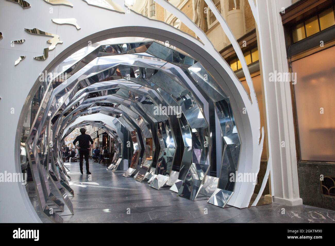 Londres, Royaume-Uni, 15 septembre 2021 : avec la sortie du nouveau film James Bond No Time To Die dans les cinémas du Royaume-Uni le 30 septembre, Burlington Arcade de Mayfair est dans l'ambiance avec un tunnel en miroir et une signalisation Gold 007. Après des retards répétés dans la diffusion, les cinémas espèrent que le film de grande envergure redonnera le public dans les salles. Anna Watson/Alay Live News Banque D'Images