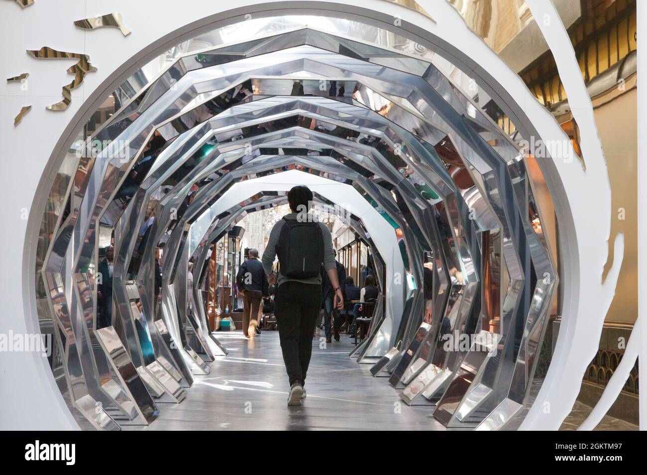 Londres, Royaume-Uni, 15 septembre 2021 : avec la sortie du nouveau film James Bond No Time To Die dans les cinémas du Royaume-Uni le 30 septembre, Burlington Arcade de Mayfair est dans l'ambiance avec un tunnel en miroir et une signalisation Gold 007. Après des retards répétés dans la diffusion, les cinémas espèrent que le film de grande envergure redonnera le public dans les salles. Anna Watson/Alay Live News Banque D'Images