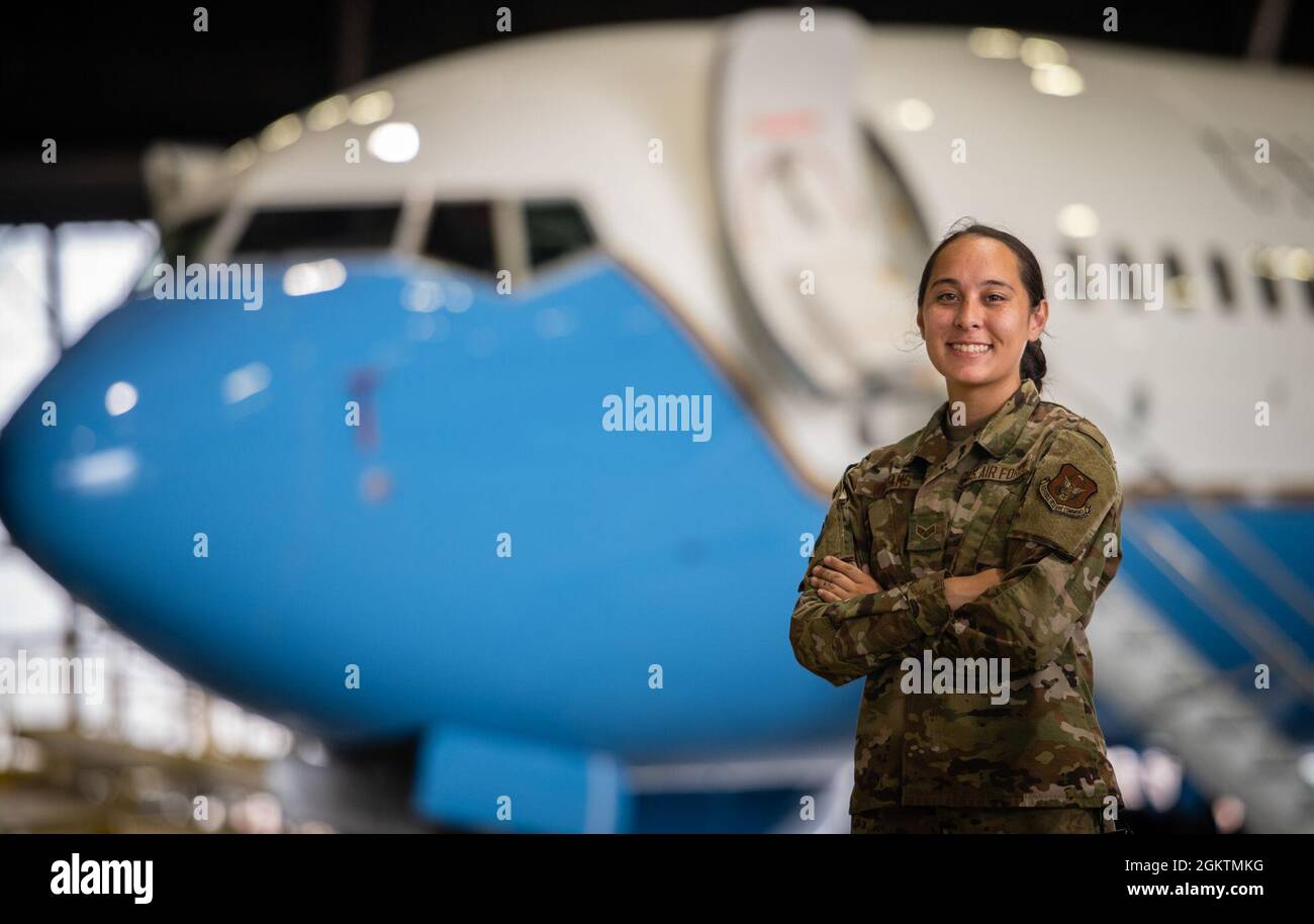 Le principal Airman Janice Williams, chef d'équipage du 932ème Escadron de maintenance, pose pour un portrait avec l'un des quatre 932ème aérolift Wing C-40Cs comme toile de fond le 30 juin 2021, base aérienne Scott, Illinois. Banque D'Images