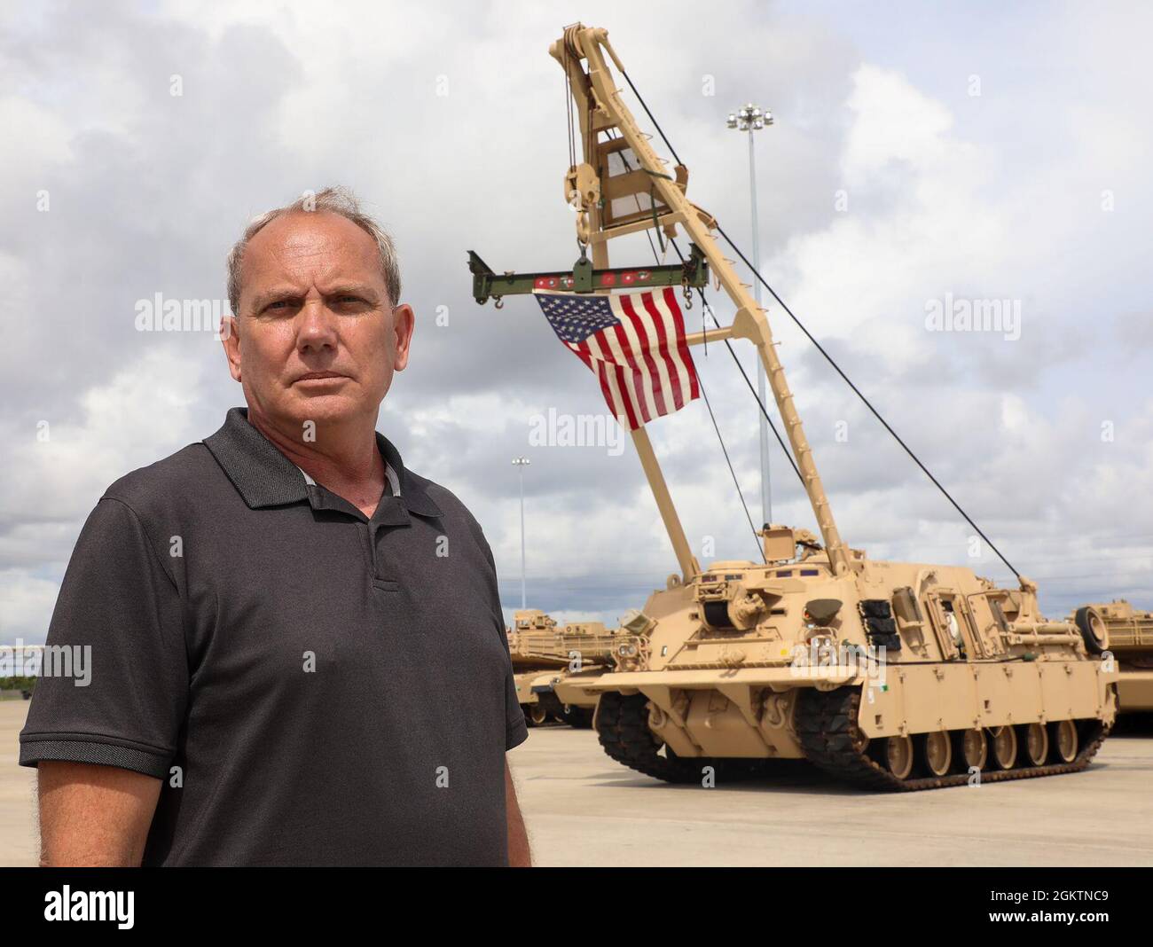 Maître Gunnery à la retraite Sgt. Leon C. Lambert, ancien commandant de char, M88A2 Hercules Tank Retriever, qui a renversé la statue de Saddam Hussein lors de la poussée à Bagdad le 9 avril 2003, s'adresse à Marines, civils-Marines et entrepreneurs au Blount Island Command, Jacksonville, Floride, juin 30. Le véhicule doit être envoyé au Musée national du corps des Marines pour exposition. Banque D'Images