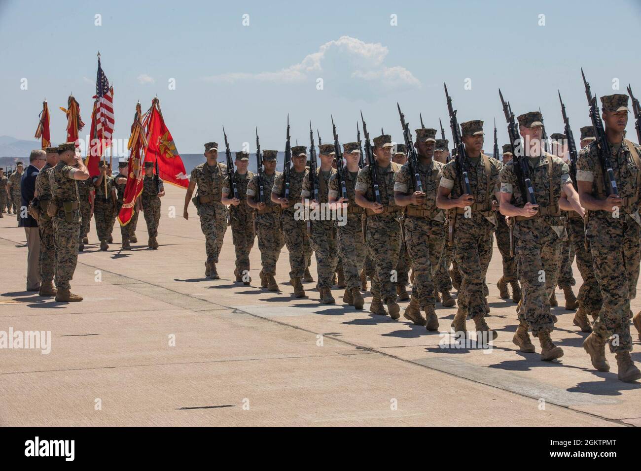 Les officiers commandants des corps maritimes américains, passés et présents, du Groupe d'avions du corps marin (MAG) 11, 3e Escadre d'avions marins, saluent les Marines et les marins de l'unité lors d'une cérémonie de changement de commandement à la Station aérienne du corps marin Miramar, Californie, le 1er juillet 2021. La mission du MAG-11 est d'assurer le succès du combat à l'appui de la Force opérationnelle aérienne et des commandants de combat en générant, déployant et intégrant des forces aériennes pertinentes, prêtes au combat et hautement compétentes. Banque D'Images