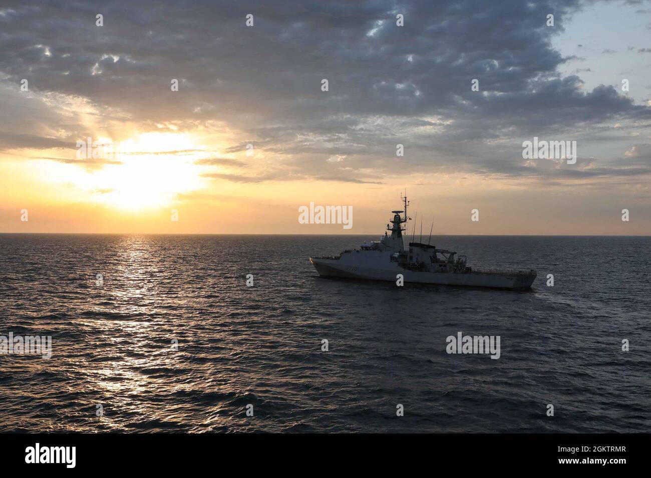 MER NOIRE (1er juillet 2021) le navire de patrouille extracôtier britannique de la classe de la rivière Lot 2, le HMS Trent (P224), se retourne lors d'une simulation de remorquage dans le cadre de l'exercice Sea Breeze, le 1er juillet 2021. L'exercice Sea Breeze est un exercice maritime multinational organisé depuis 1997 par la Sixième flotte américaine et la Marine ukranienne dans la mer Noire. Sea Breeze 2021 vise à améliorer l'interopérabilité des pays participants et à renforcer la sécurité maritime et la paix dans la région. Banque D'Images