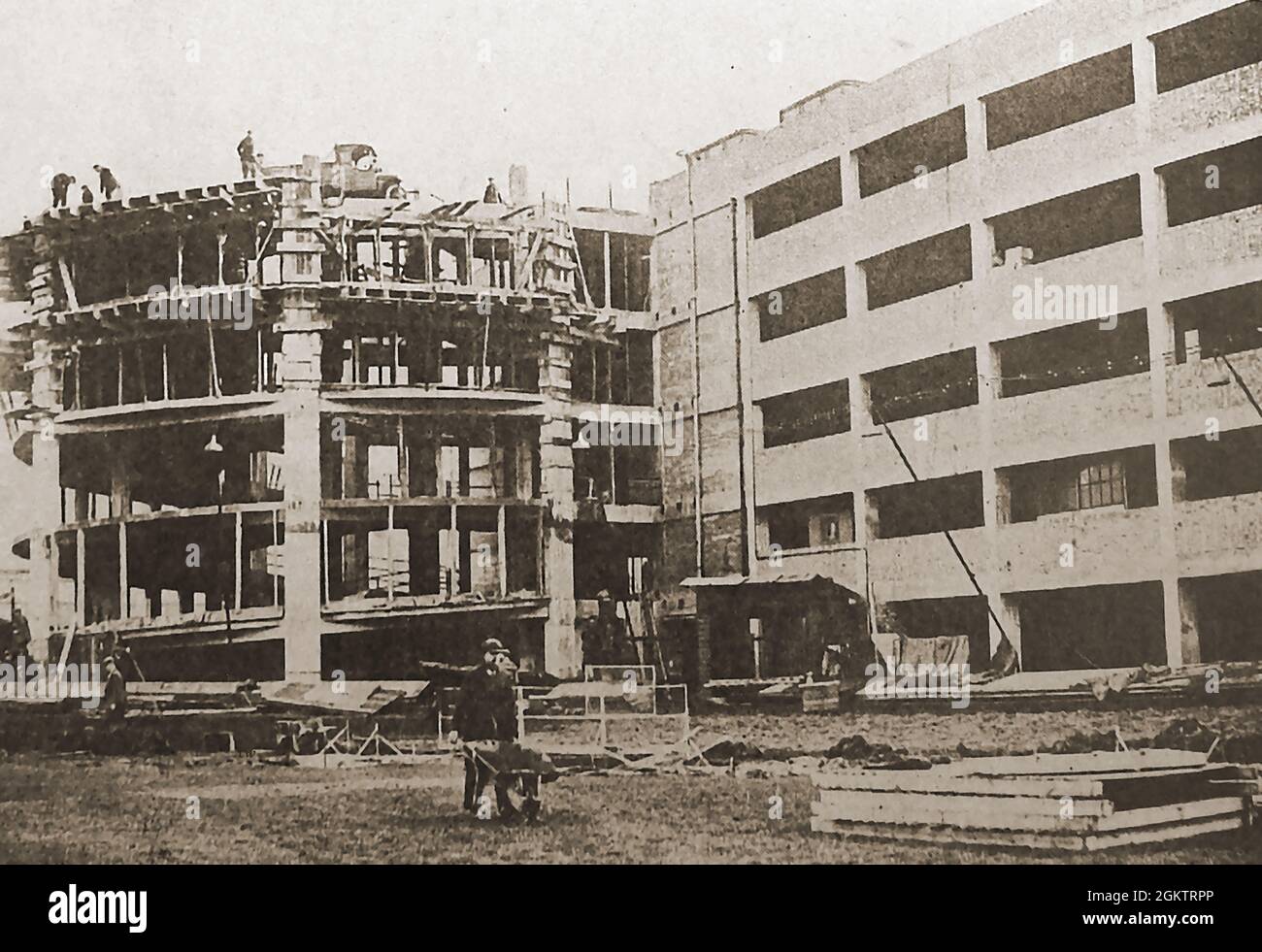 Bâtiment des années 1930 British Broadcasting House (BBC) (note 3 tonne constructeurs camion sur le toit). La maison de radiodiffusion a été le premier centre de radiodiffusion spécialement construit au Royaume-Uni. Construit en 1939 selon une conception de G Val Myer, il a été bombardé deux fois pendant la Seconde Guerre mondiale mais immédiatement restauré. Banque D'Images