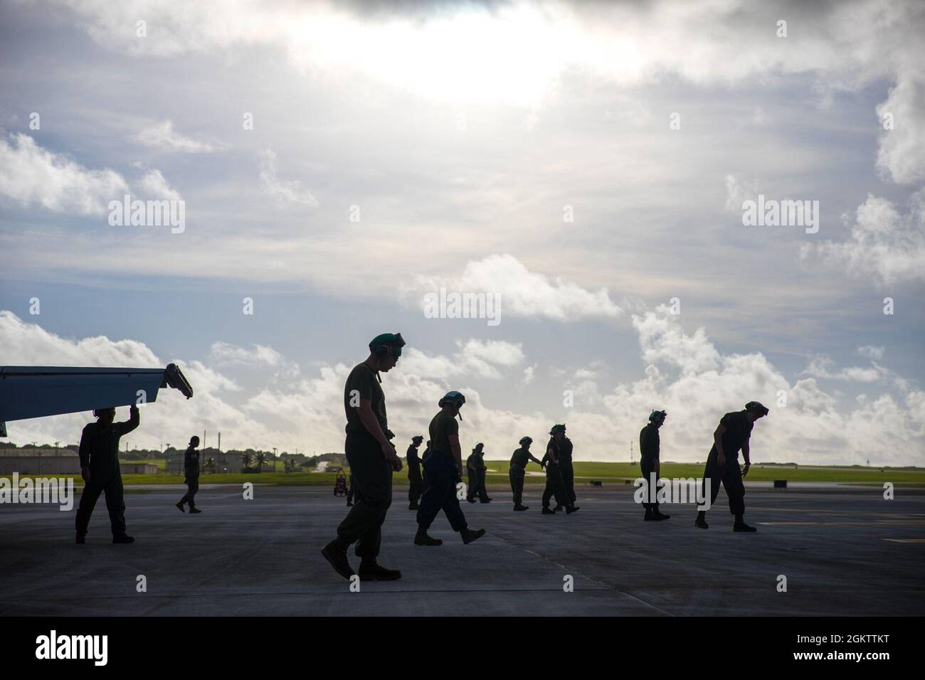 Les marins américains et les marins de l'Escadron d'attaque de chasseurs marins (EMMV) 232 effectuent une promenade sur les débris de corps étrangers à la base aérienne d'Andersen, à Guam, le 1er juillet 2021. La VMFA-232 a été déployée à la base aérienne d'Andersen, à Guam, dans le cadre du programme de réinstallation de la formation en aviation, qui vise à accroître la préparation opérationnelle tout en réduisant les répercussions des activités de formation. Banque D'Images
