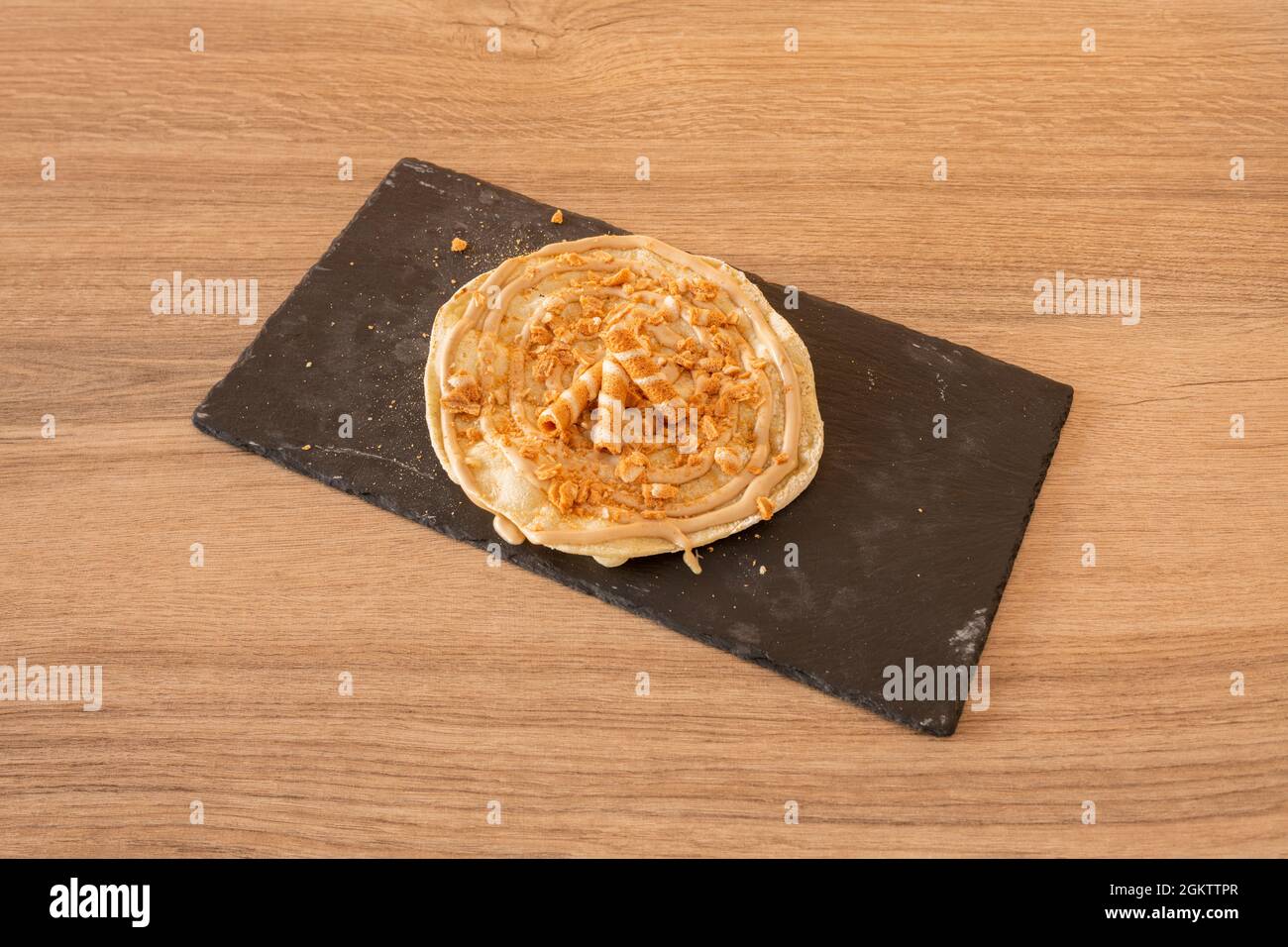 Mini-pizza douce à la crème kinder avec gaufres sur plaque d'ardoise noire Banque D'Images