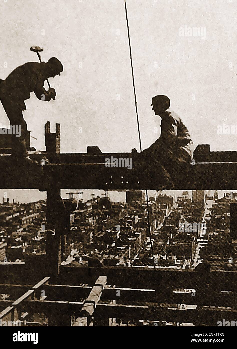 Années 1930 - hommes travaillant sans équipement de sécurité - Building British Broadcasting House (BBC). La maison de radiodiffusion a été le premier centre de radiodiffusion spécialement construit au Royaume-Uni. Construit en 1939 selon une conception de G Val Myer, il a été bombardé deux fois pendant la Seconde Guerre mondiale mais immédiatement restauré. Banque D'Images