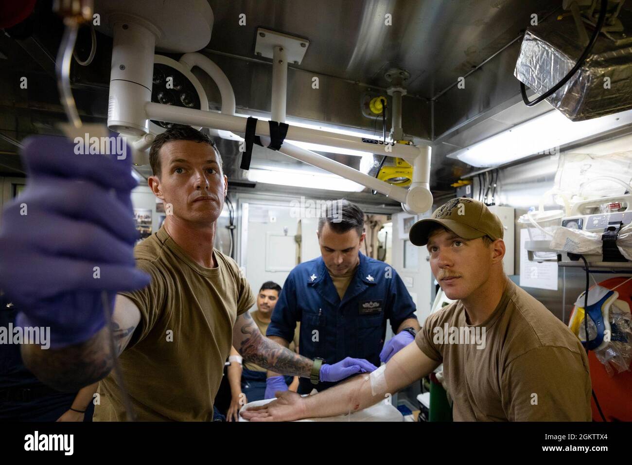 210701-N-RL695-1195 MER DES CARAÏBES - (1 JUILLET 2021) -- Hôpital Corpsman 1re classe Franklin McCullough, centre, affecté au navire de combat littoral Freedom-variant USS Sioux City (LCS 11), dirige la formation des membres de l’équipe d’intervention d’urgence (EMERT), avec le compagnon de Boatswain 2e classe Kevin Wix, à gauche, et le compagnon de Gunner 1re classe Benjamin Parrish, dans la salle de traitement médical, le 1er juillet 2021. Sioux City est déployée dans la zone d’opérations de la 4e flotte des États-Unis pour appuyer la mission de la Force opérationnelle interagences conjointe Sud, qui comprend des missions de lutte contre le trafic illicite de drogues dans les Caraïbes et dans le Pacifique oriental Banque D'Images