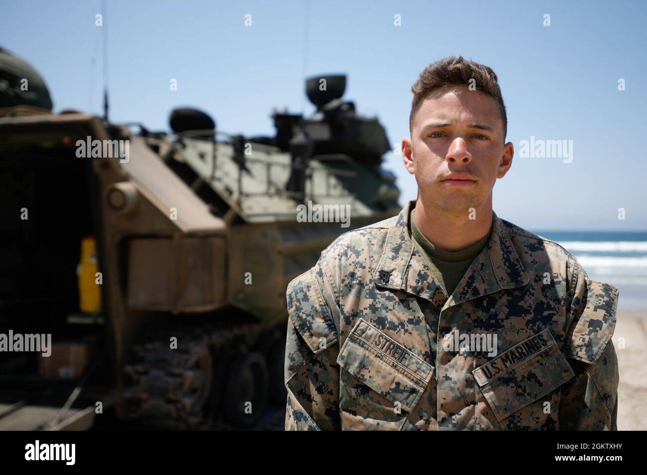 Les Marines des États-Unis avec Co. A, 1er Bataillon, 5e Régiment de Marine (1er BN., 5e Marines), 1re Division Marine, mènent un raid mécanisé pour l'événement culminant de leur entraînement de véhicule d'assaut amphibie AAV-P7/A1 au camp de base du corps de Marine, Pendleton, Californie, le 1er juillet 2021. Banque D'Images