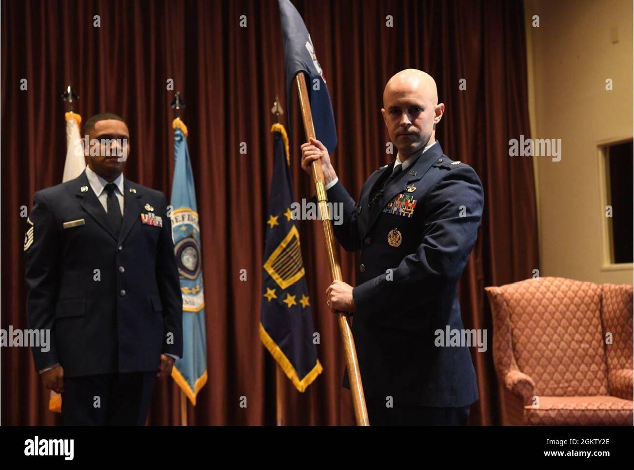 Le major Kenneth Scholz, directeur du réseau des forces américaines du Pacifique, reçoit les directives de l'unité du Pacifique de l'APN lors de son accession au commandement à la base aérienne de Yokota, au Japon, le 1er juillet 2021. Banque D'Images