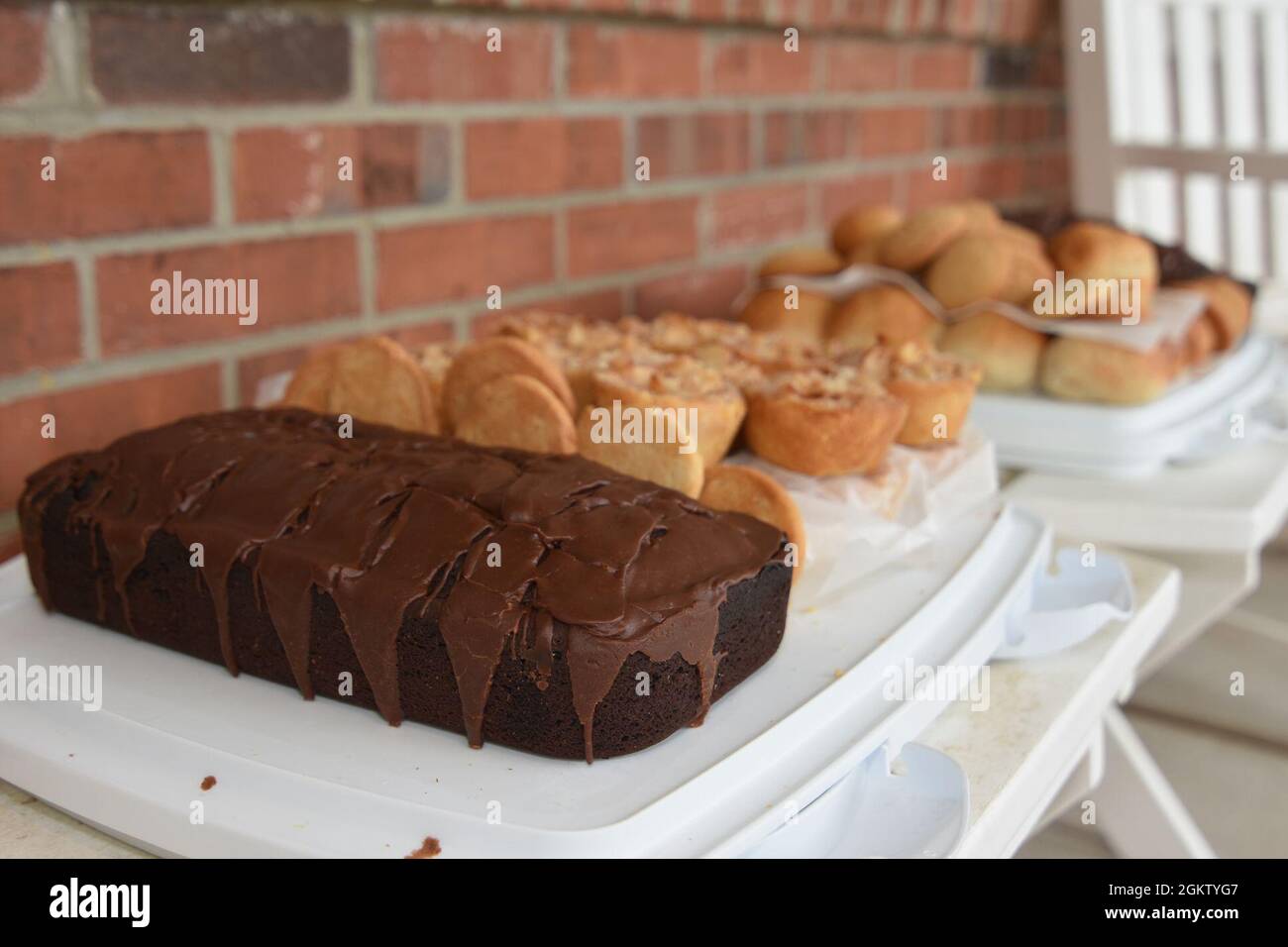 Gâteaux, biscuits et muffins cuits par l'équipage de PCU Massachusetts (SN 798) en utilisant les recettes de la deuxième Guerre mondiale vétéran Baker 2ème classe Phil Dorf lors d'une visite le 2 juillet à Freehold New Jersey. Dorf, qui a servi à bord du Battleship Massachusetts (BB-58) pendant la guerre, a été honoré par les marins Submariner du sous-marin de la classe Virginia qui sera bientôt complété comme partie de l'héritage du nom du navire. Banque D'Images