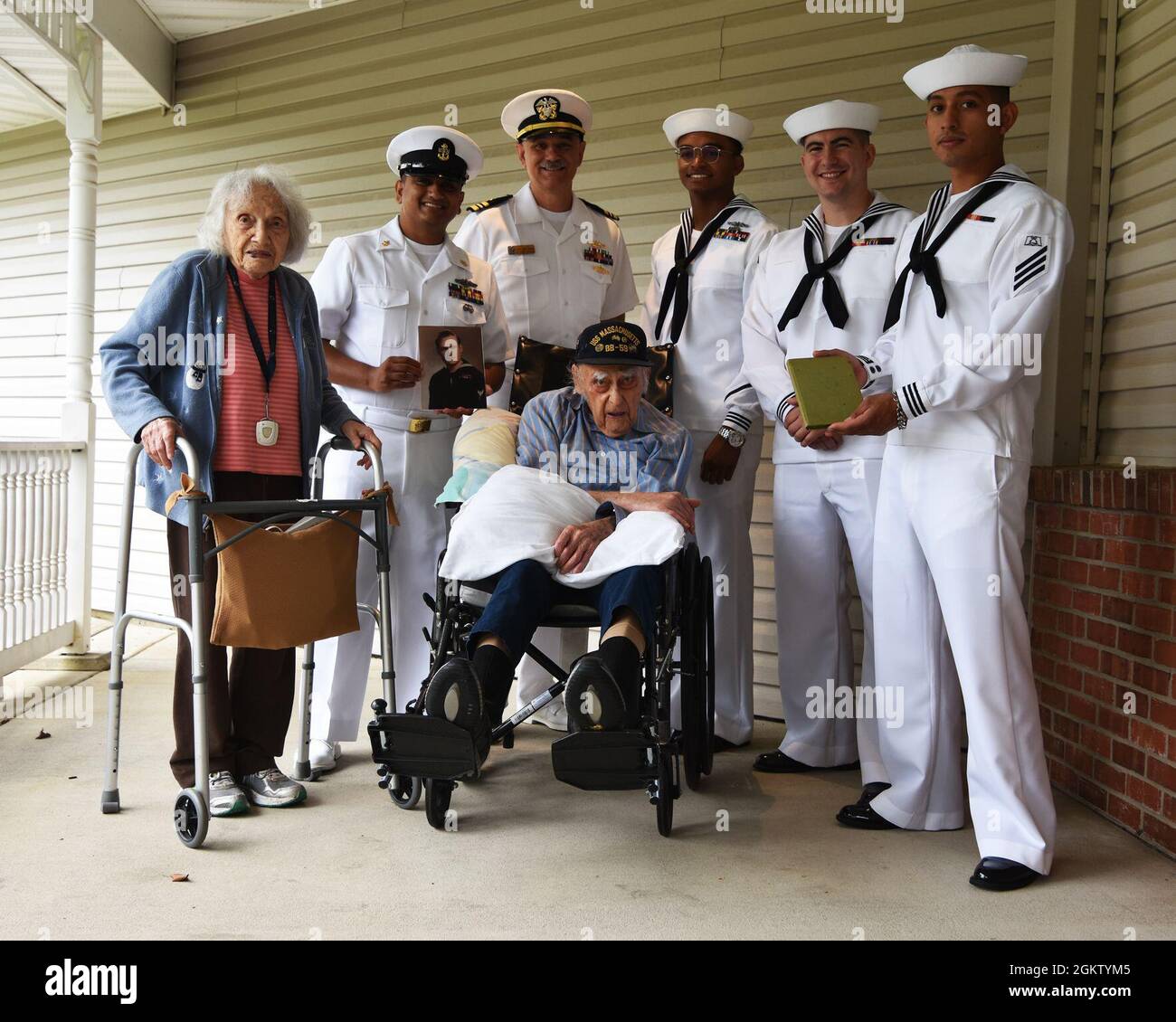 PCU Massachusetts (SN 798) les marins se tiennent Veteran Baker de la Seconde Guerre mondiale 2e classe Phil Dorf et sa femme Etta lors d'une visite le 2 juillet à Freehold New Jersey. Dorf, qui a servi à bord du Battleship Massachusetts (BB-58) pendant la guerre, a été honoré par les marins Submariner du sous-marin de la classe Virginia qui sera bientôt complété comme partie de l'héritage du nom du navire. Banque D'Images