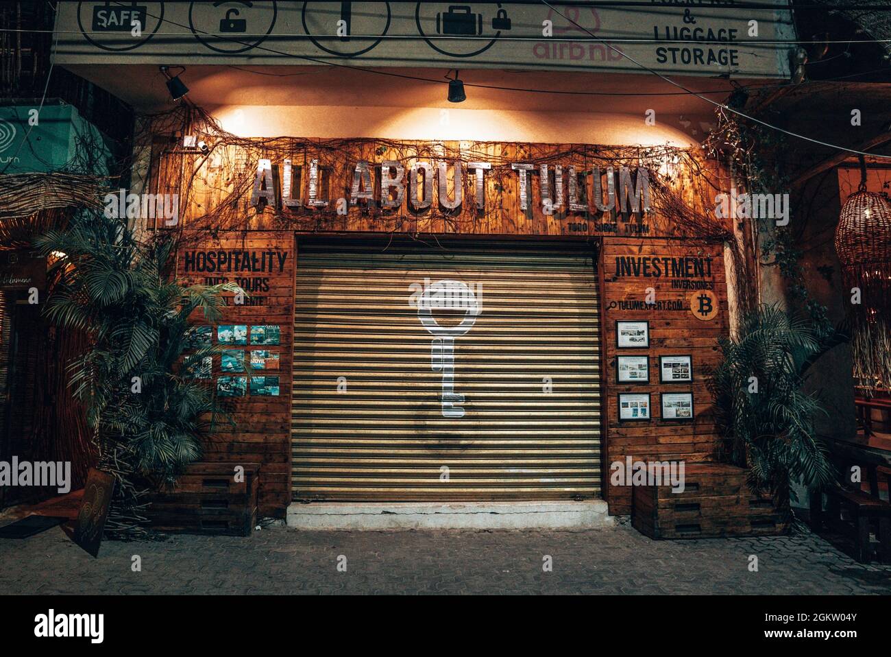 Les visites de Tulum et le magasin de voyage ont fermé l'obturateur avec des affiches sur l'exposition Banque D'Images