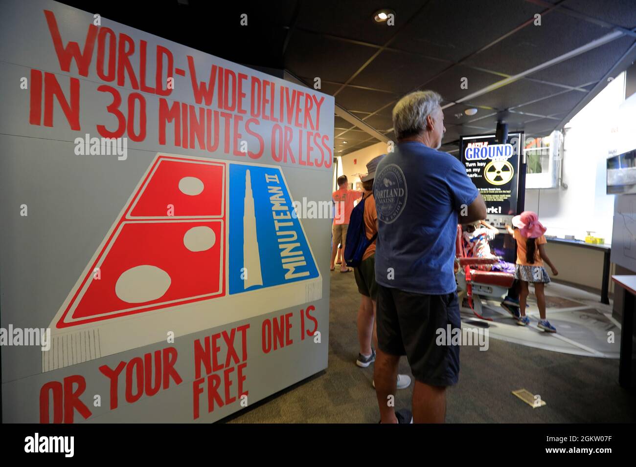 Une exposition d'affiches de boîte à pizza de missile nucléaire Minuteman II de l'époque de la Guerre froide dans le site historique national de missile Minuteman.Dakota du Sud.USA Banque D'Images