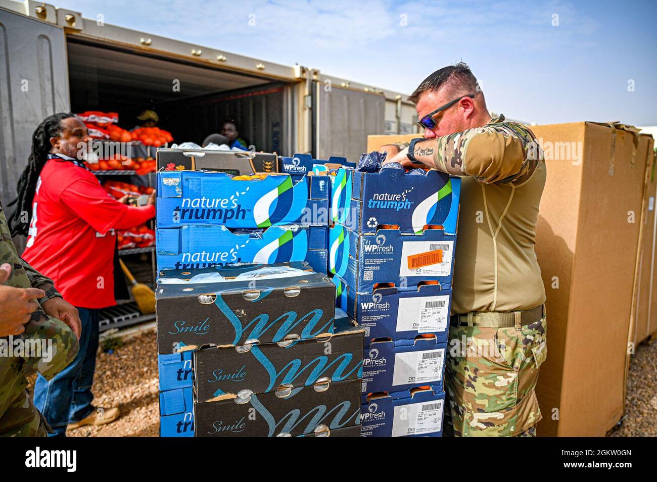 Sergent d'état-major TJ Pasch 724e Escadron de la base aérienne expéditionnaire le chef de la section du service de l'Armée et de l'Aviation inspecte les fruits le 2 juillet 2021 à la base aérienne 201, au Niger. Le personnel des entrepôts sécurise et contrôle la subsistance en inspectant les expéditions entrantes jusqu'à ce qu'elles soient envoyées au responsable de la production en service. Banque D'Images