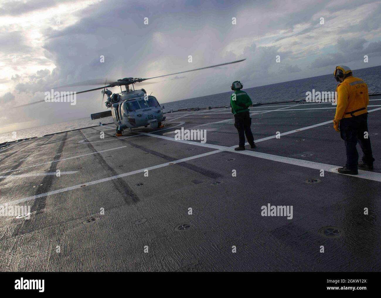 MER DES PHILIPPINES (2 juillet 2021) des marins de la marine américaine affectés au navire de combat littoral indépendant USS Tulsa (LCS 16) et à l'Escadron de combat de la mer hélicoptère 21 (HSC 21) effectuent des opérations de vol, le 2 juillet. Tulsa, qui fait partie de l'escadron Destroyer Seven, est en cours de déploiement par rotation, opérant dans la zone d'opérations de la 7e flotte des États-Unis afin d'améliorer l'interopérabilité avec les partenaires et de servir de force de réaction prête à l'emploi pour soutenir une région Indo-Pacifique libre et ouverte. Banque D'Images