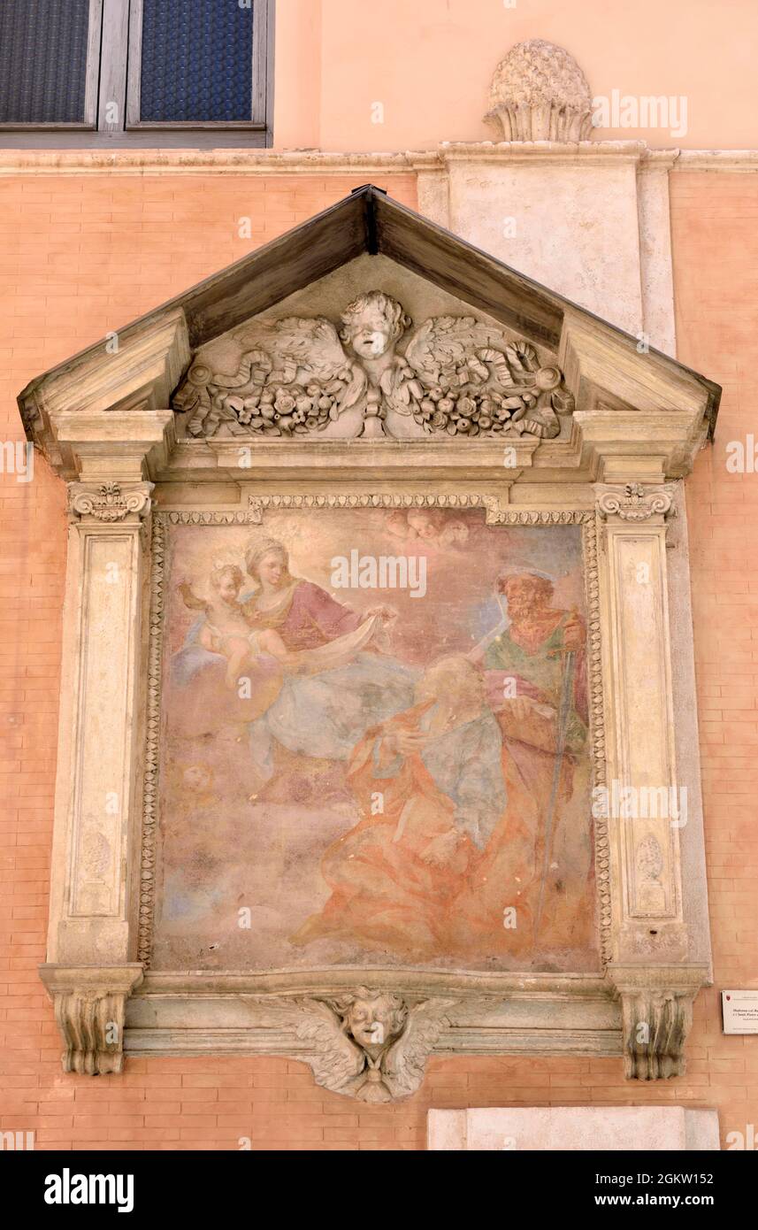 Italie, Rome, église de San Giovanni della Pigna, Madonnella appelée « Madonna col Bambino e Santi » avec les saints Pierre et Paul fresque du XVIIe siècle Banque D'Images