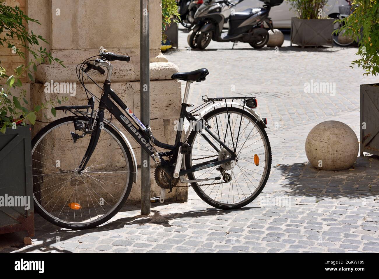 Italie, Rome, Piazza della Pigna, vélos garés Banque D'Images
