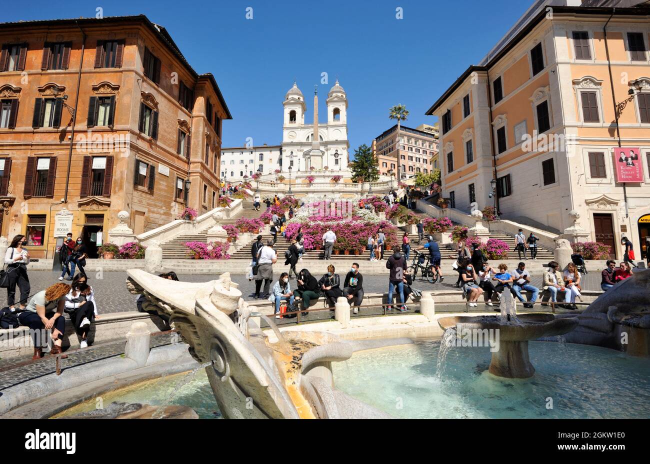 Italie, Rome, Piazza di Spagna, fontaine Barcacia et marches espagnoles Banque D'Images