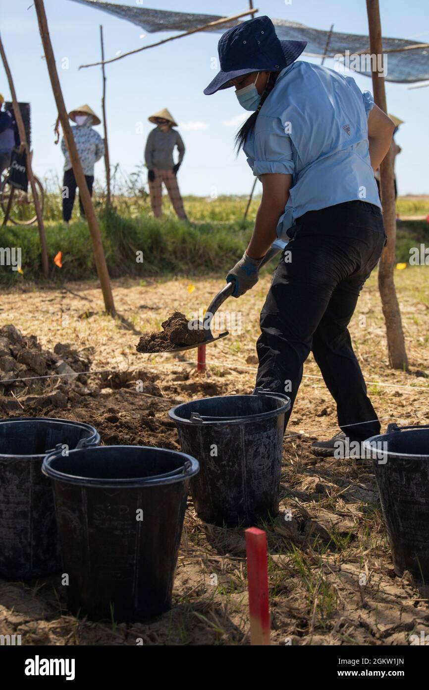 SPC de l'armée américaine. Trang Correa, un membre de l'équipe de recouvrement de l'Agence de comptabilité de la Défense POW/MIA (DPAA), dépelle des saletés lors d'une mission de rétablissement dans la province de Quang Binh, au Vietnam, le 3 juillet 2021. Au cours de la mission de récupération, qui faisait partie de la 143e activité conjointe sur le terrain, le personnel de la DPAA, les jeunes et les ressortissants locaux ont passé leurs journées à creuser et à crier dans l'espoir de trouver un membre du service américain disparu pendant la guerre du Vietnam. Il y a plus de 1,500 000 Américains qui restent incomptabilisés de la guerre du Vietnam, et les États-Unis poursuivent leur partenariat de plusieurs décennies avec le gouvernement vietnamien à trouver Banque D'Images