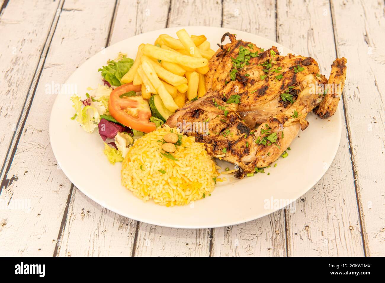 Poulet barbecue avec riz et frites Banque de photographies et d’images ...