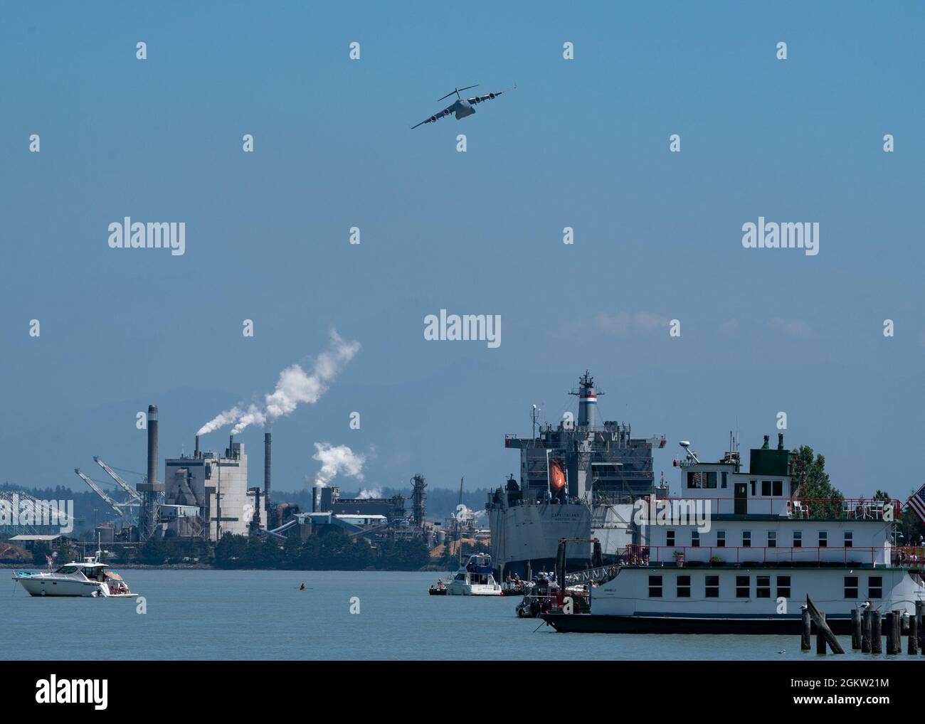 Un C-17 Globemaster III de l'équipe de démonstration C-17 de la côte Ouest survole la ville de Tacoma dans le cadre de la foire de la liberté de Tacoma 2021, Washington, le 3 juillet 2021. L'équipe de démonstration C-17 de la côte Ouest est affectée à l'escadre de transport aérien 62d de la base interarmées Lewis-McChord. Banque D'Images