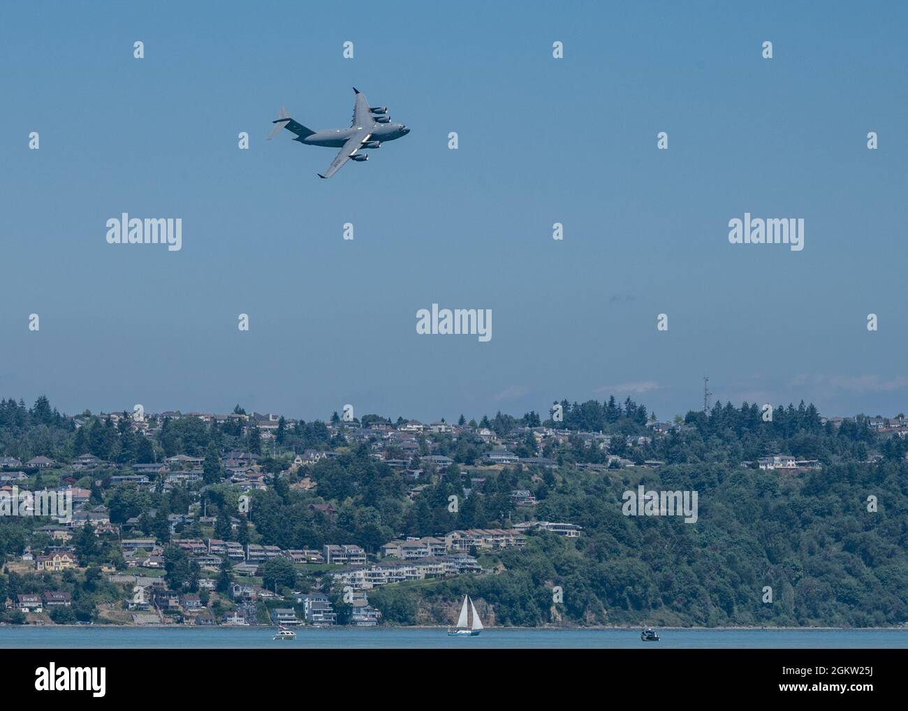 Un C-17 Globemaster III de l'équipe de démonstration C-17 de la côte Ouest survole la ville de Tacoma dans le cadre de la foire de la liberté de Tacoma 2021, Washington, le 3 juillet 2021. L'équipe de démonstration C-17 de la côte Ouest est affectée à l'escadre de transport aérien 62d de la base interarmées Lewis-McChord. Banque D'Images