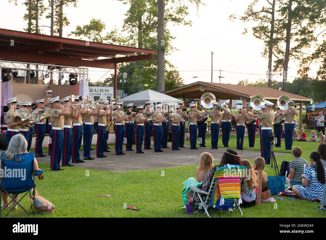 Les Marines des États-Unis affectés à la 2e bande de Marine Aircraft Wing se produit pour les résidents de la région de Greater Havelock lors d'un concert de l'Independence Day au Havelock City Park, en Caroline du Nord, le 3 juillet 2021. Le concert a donné aux Marines l'occasion de s'engager auprès de la communauté. Banque D'Images