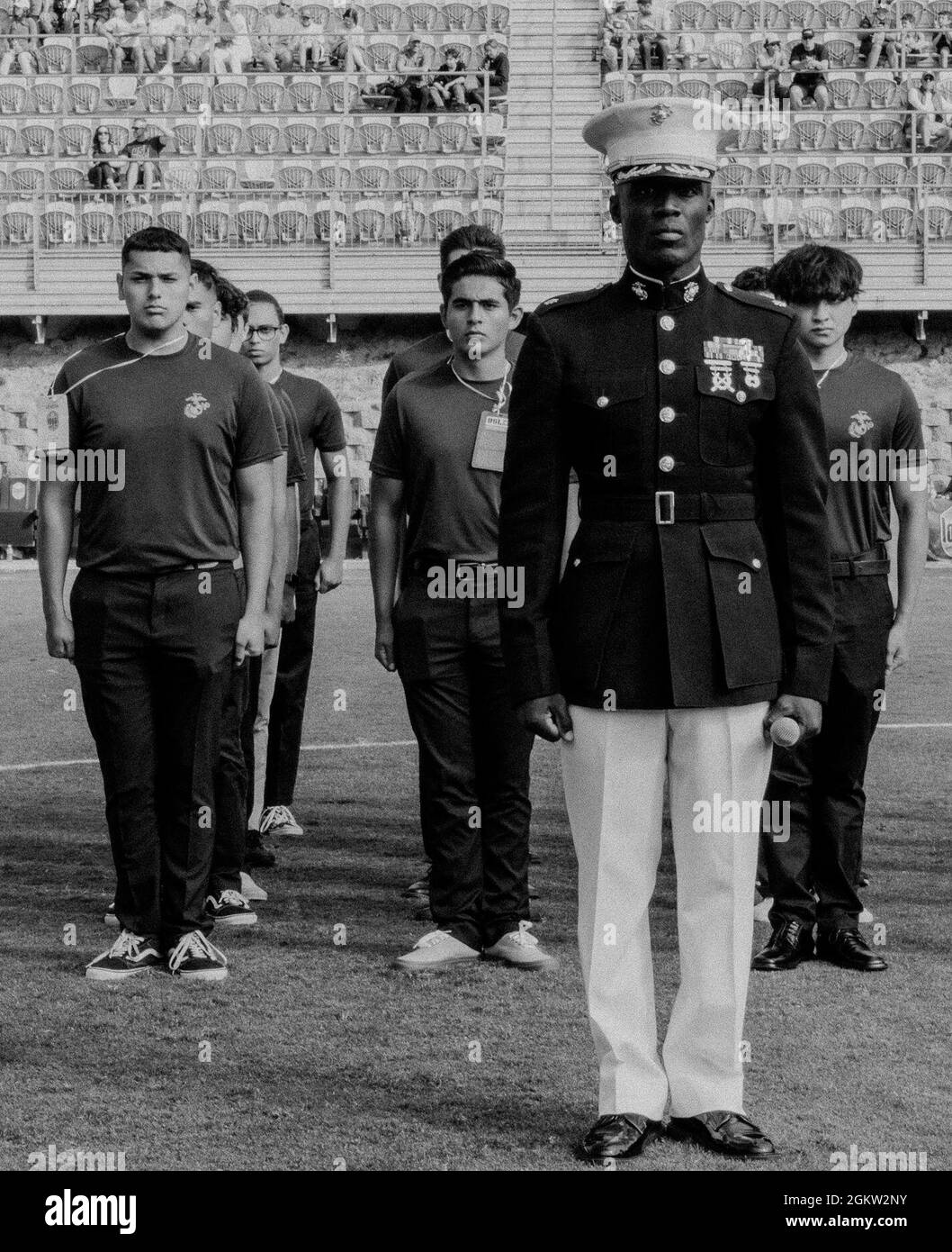 Le major Gordon Emmanuel du corps des Marines des États-Unis, commandant de Recruiting Station Orange County, se dresse avec future Marines avant de prêter serment à San Diego, en Californie, le 3 juillet 2021. Recruiting Station Orange County a assisté au match de football des Loyals de San Diego et a organisé une cérémonie de jure-in en l'honneur du jour de l'indépendance. Banque D'Images