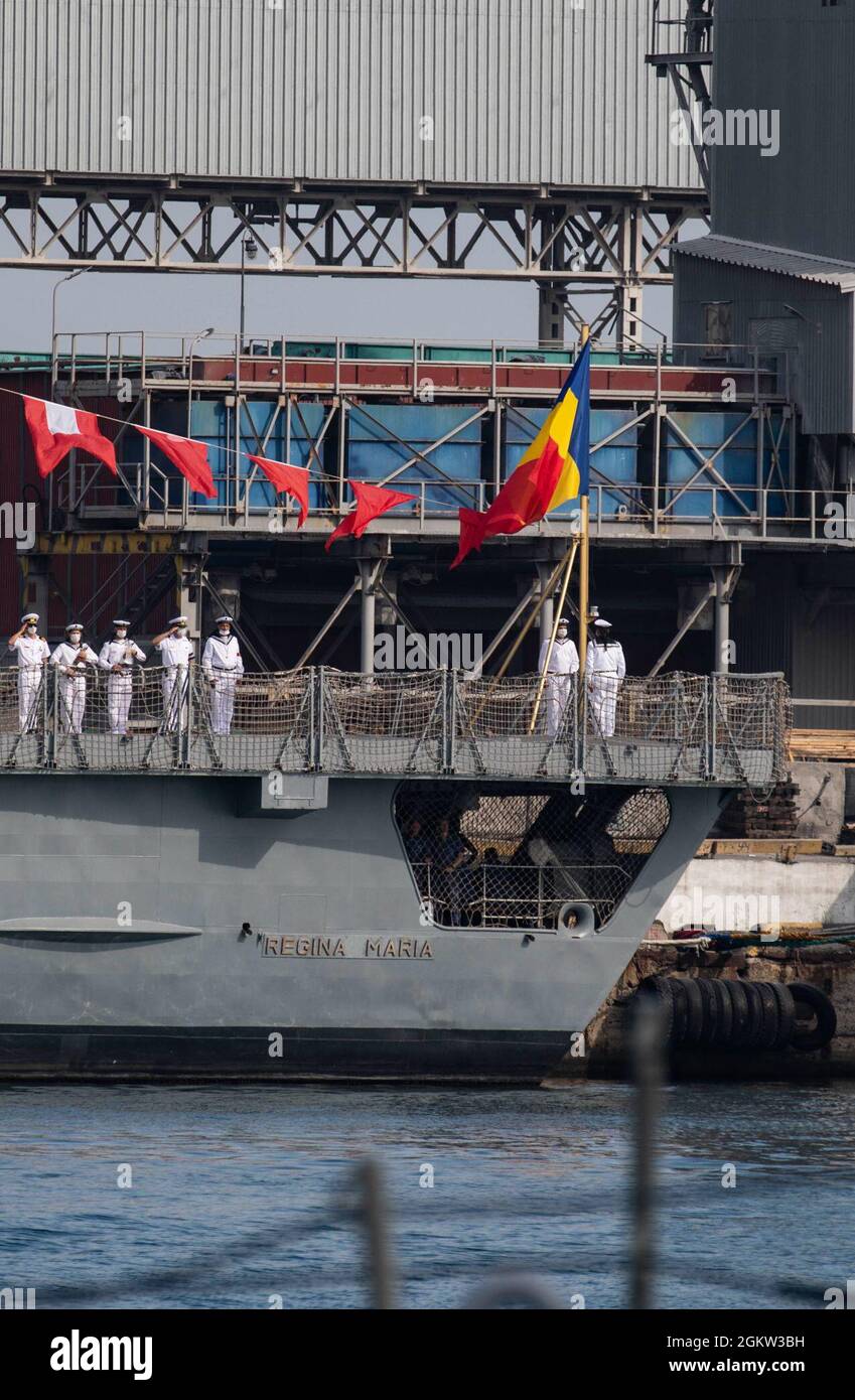 210704-N-BM428-0109 ODESA, Ukraine (le 4 juillet 2021) les marins de la marine roumaine exécutent des couleurs à bord de la frégate roumaine NMS Regina Maria (F222) alors qu'ils sont amarrés à Odesa, en Ukraine, pour une cérémonie célébrant la partie de l'exercice Sea Breeze 2021 de la Journée de la marine ukrainienne, le 4 juillet 2021. L'exercice Sea Breeze est un exercice maritime multinational organisé par la Sixième flotte américaine et la marine ukrainienne depuis 1997. Sea Breeze 2021 vise à améliorer l'interopérabilité des pays participants et à renforcer la sécurité maritime et la paix dans la région. Banque D'Images