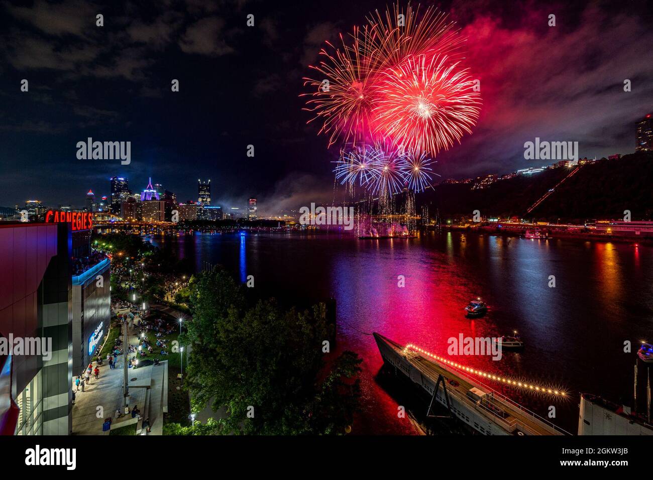 Vue sur les feux d'artifice de Pittsburgh depuis le balcon de l'observatoire du Carnegie Science Center, 4 juillet 2021. Les écluses et barrages du U.S. Army corps of Engineers District de Pittsburgh sont ouverts toute l'année, y compris les jours fériés fédéraux, pour que les plaisanciers puissent profiter des vues de la ville et pour que les barges commerciales puissent naviguer sur les voies navigables en toute sécurité. Banque D'Images