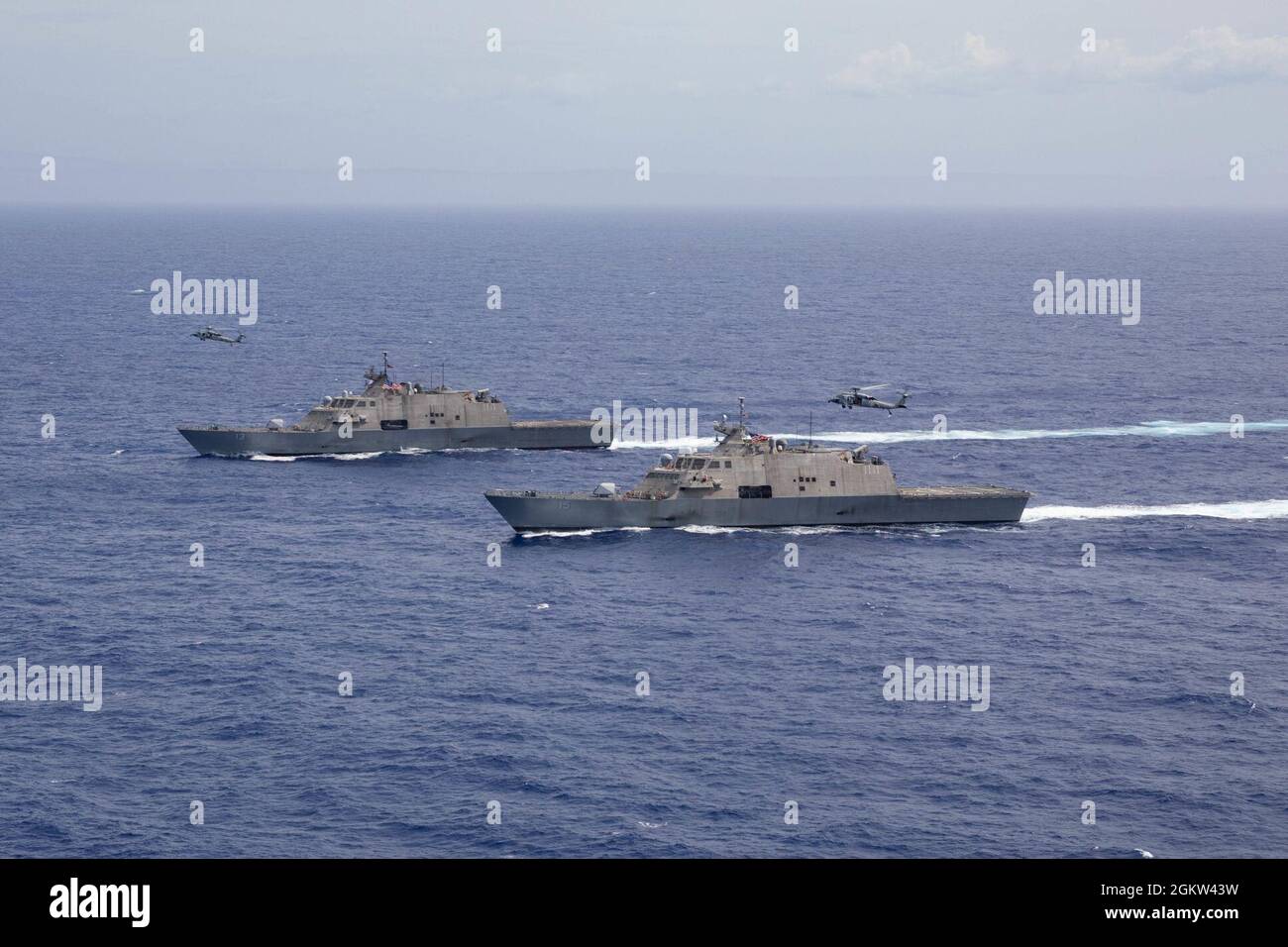 210704-N-RL695-1853 MER DES CARAÏBES - (4 juillet 2021) – les navires de combat littoral Freedom-variant USS Wichita (LCS 13), USS Billings (LCS 15) et leurs détachements d'aviation embarqués participent à un exercice d'entraînement maritime avec le navire de combat littoral Freedom-variant USS Sioux City (LCS 11), le 4 juillet 2021. Cet exercice marque la première fois que trois navires de combat littoraux Freedom-variant sont déployés et fonctionnent ensemble. Sioux City, Wichita et Billings sont déployés dans la zone d’opérations de la 4e flotte des États-Unis pour appuyer la mission de la Force opérationnelle interagences conjointe Sud, qui comprend des contre-illici Banque D'Images