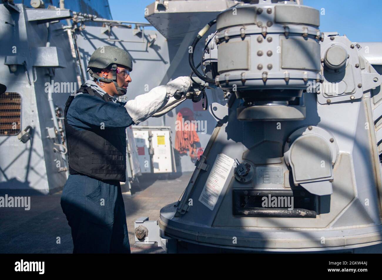 OCÉAN ATLANTIQUE (4 juillet 2021) – le Matelot de 1re classe de Gunner, Zaid GonzálezPortillo, affecté au destroyer à missiles guidés de la classe Arleigh Burke USS Laboon (DDG 58), lance un fusil Mark 38, Mod 2, de 25 mm dans l’océan Atlantique, le 4 juillet 2021. Laboon est en cours de déploiement de routine dans la zone d'opérations de la Sixième flotte des États-Unis afin de soutenir les intérêts nationaux et la sécurité des États-Unis en Europe et en Afrique. Banque D'Images