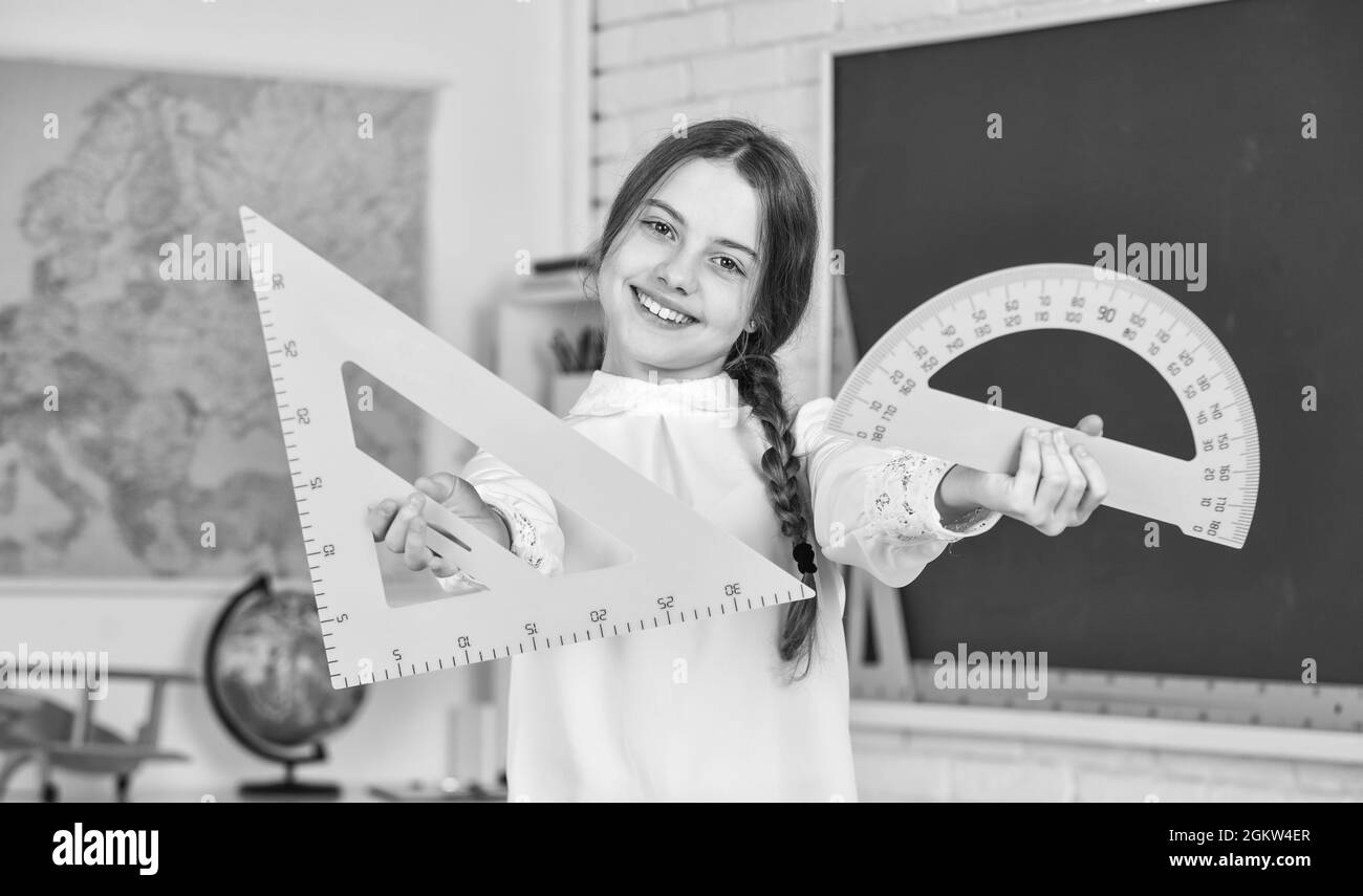 Mathématiques. Papeterie en automne. Retour à l'école. L'éducation à l'université. Embourbé dans la géométrie. Rapporteur et triangle pour fille d'école Banque D'Images