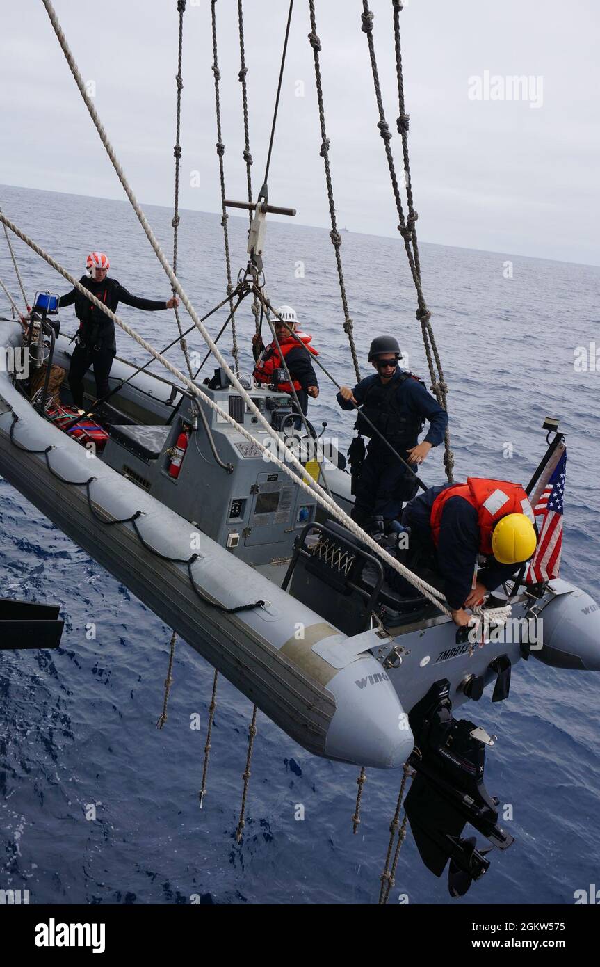 210705-N-CF707-1005 OCÉAN PACIFIQUE (le 5 juillet 2021) des marins affectés au croiseur de classe Ticonderoga USS Lake Champlain (CG 57) préparent un bateau gonflable à coque rigide (RHIB) pour le rétablissement, le 5 juillet 2021. Le lac Champlain mène des opérations de routine en cours dans la zone d'exploitation de la 3e flotte des États-Unis. Banque D'Images