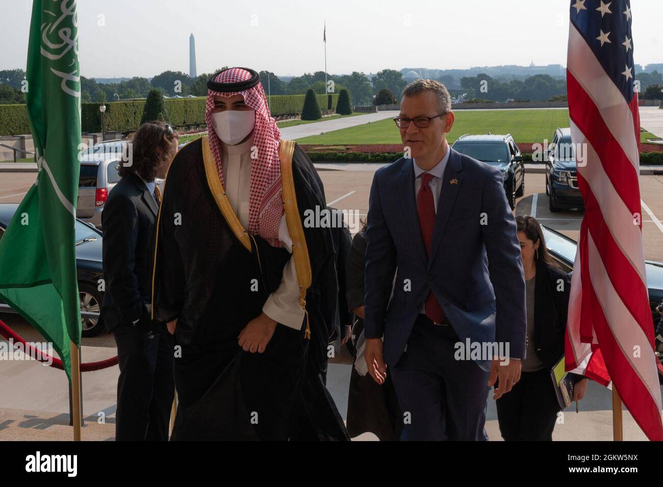 Le sous-secrétaire à la politique de défense, M. Colin H. Kahl, salue le vice-ministre de la Défense de l'Arabie saoudite, le prince Khalid bin Salman, au Pentagone, Washington, D.C., le 6 juillet 2021. Banque D'Images