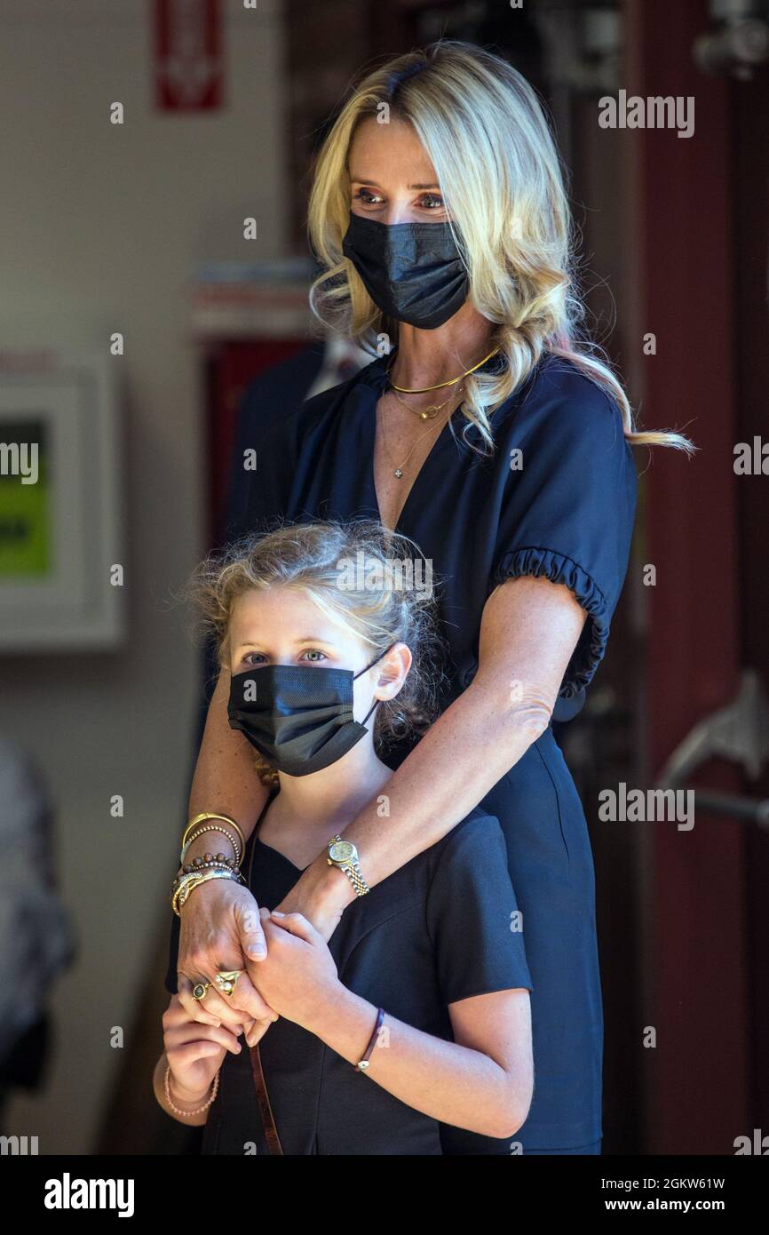 San Francisco, États-Unis. 14 septembre 2021. Avec leur fille Brooklynn, Jennifer Siebel Newsom se joint à son mari, le gouverneur de la Californie, Gavin Newsom, lors d'un événement tenu à la section locale 6 de l'IBEW à San Francisco le jour de l'élection, le 14 septembre 2021, pour l'élection de rappel des gouverneurs de la Californie en 2021. Credit: Jana Asenbrennerova/Alay Live News Banque D'Images