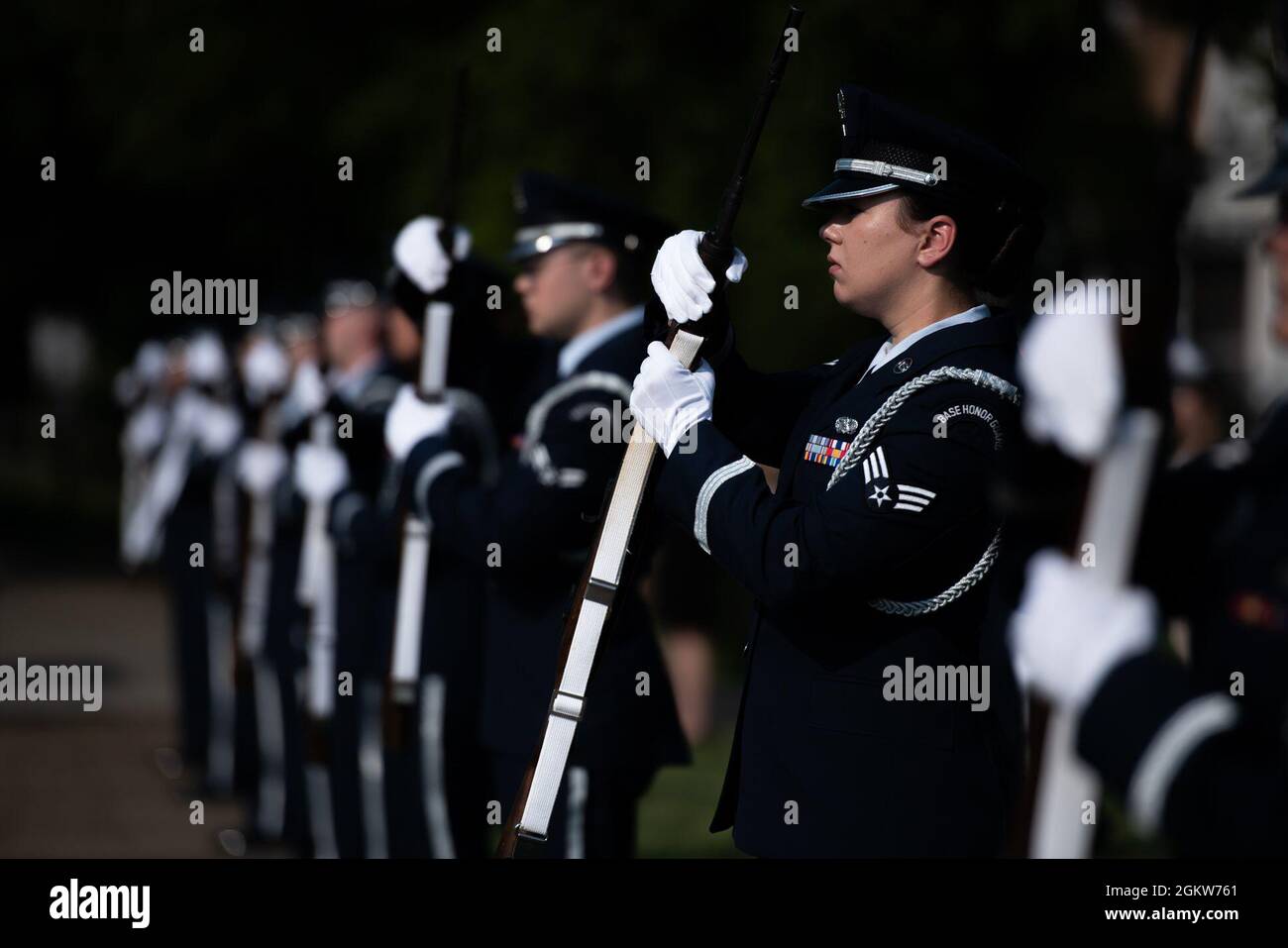 Les membres de la Garde d'honneur de la base interarmées Langley-Eustis assistent à un événement de pose de couronne en l'honneur des forces françaises et américaines qui ont combattu à la bataille de Yorktown au Monument de la victoire de Yorktown, le 7 juillet 2021. Banque D'Images