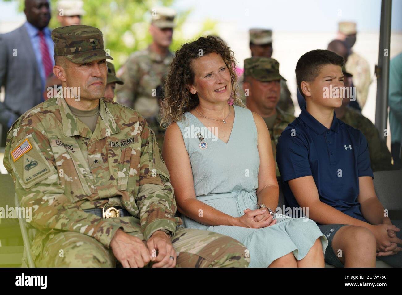 Cheif entrant de l'état-major du centre de l'armée américaine, Brig. Le général Matthew Eichburg, sa famille et ses amis assument les nouvelles responsabilités du poste lors d'une cérémonie de changement de responsabilité au siège social de l'USARCENT, base aérienne de Shaw, L.C. 07 juillet 2021. La plus récente affectation d'Eichburg était en tant que commandant adjoint de la 1re Division blindée, fort Bliss, Texas. Banque D'Images