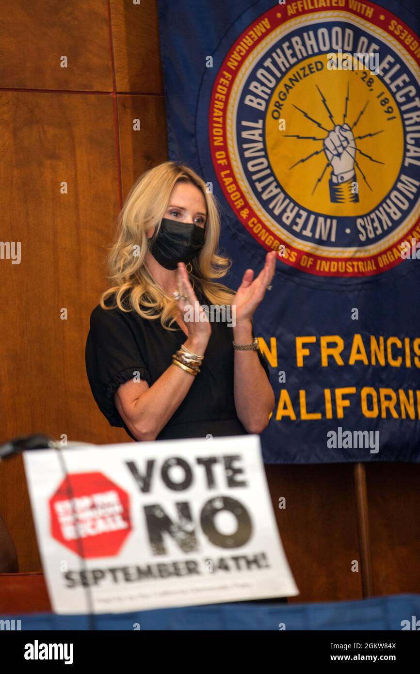 San Francisco, États-Unis. 14 septembre 2021. Jennifer Siebel Newsom fait une apparition avec son mari, le gouverneur de la Californie Gavin Newsom, lors d'un événement tenu à la section locale 6 de l'IBEW à San Francisco le jour de l'élection, le 14 septembre 2021, pour l'élection de rappel des gouverneurs de la Californie en 2021. Banque D'Images