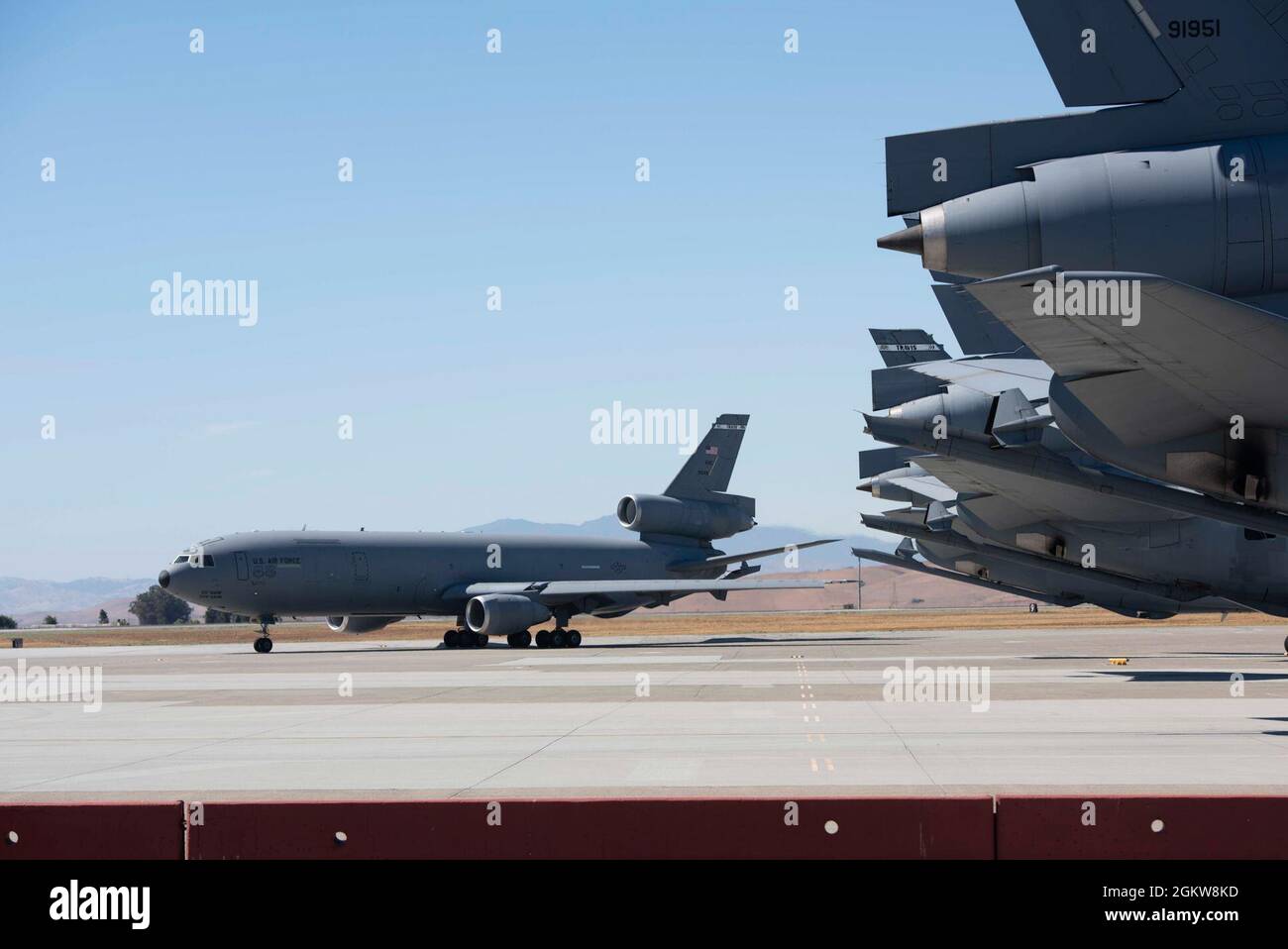 Une rallonge KC-10 affectée à la base aérienne de Travis, en Californie, à des taxis en direction de la piste avant le décollage le 7 juillet 2021, à la base aérienne de Travis. Bien que la mission principale du KC-10 soit le ravitaillement aérien, il peut également transporter jusqu’à 75 personnes et près de 170,000 livres de cargaison. Banque D'Images