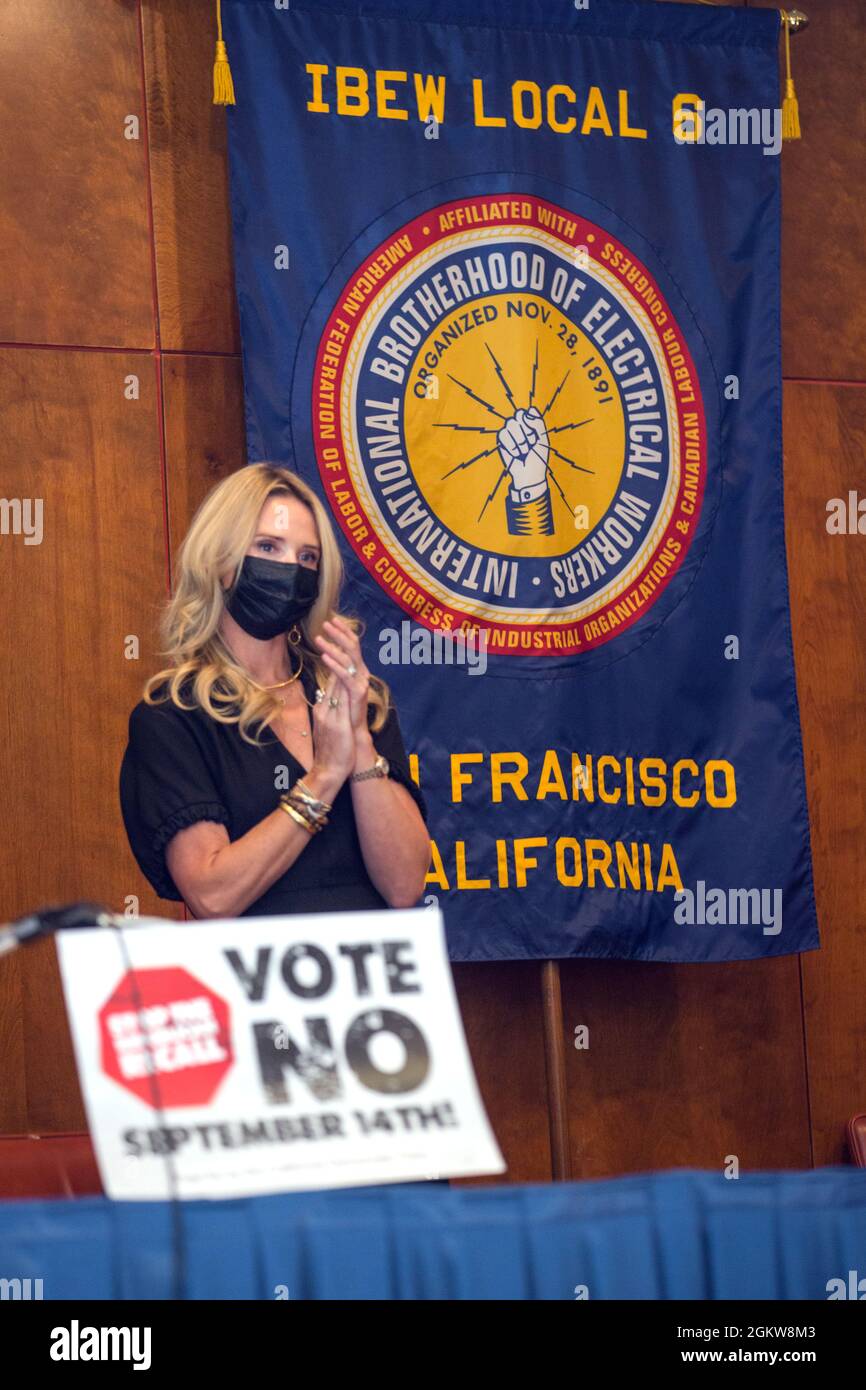 San Francisco, États-Unis. 14 septembre 2021. Jennifer Siebel Newsom fait une apparition avec son mari, le gouverneur de la Californie Gavin Newsom, lors d'un événement tenu à la section locale 6 de l'IBEW à San Francisco le jour de l'élection, le 14 septembre 2021, pour l'élection de rappel des gouverneurs de la Californie en 2021. Banque D'Images