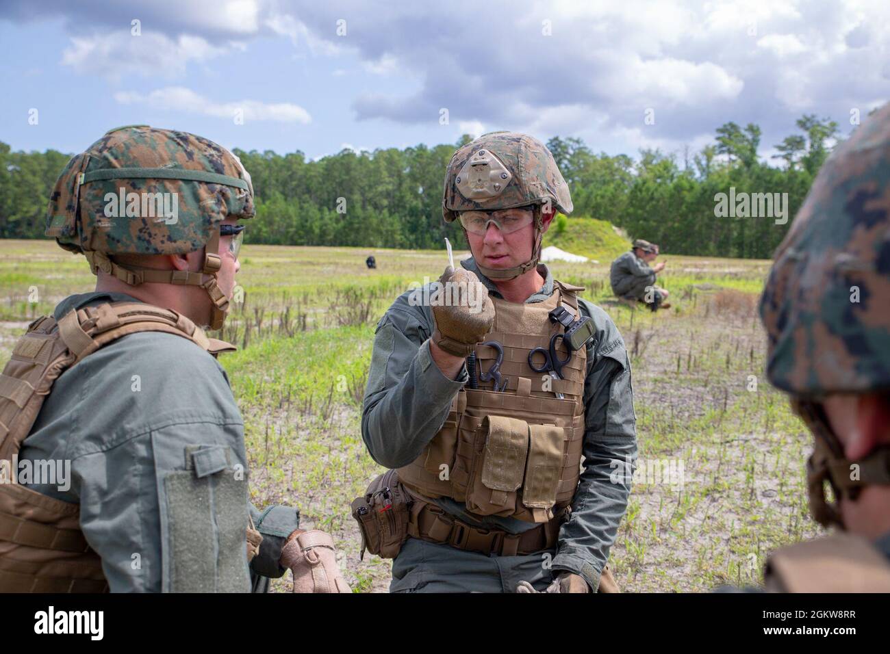 Sergent d'état-major des Marines des États-Unis Mark Frick, un technicien en élimination des explosifs d'artillerie (EOD) du quartier général et du quartier général de l'Escadron, enquête sur un élément de preuve trouvé lors d'un événement de formation sur l'analyse post-blastique à la station aérienne Marine corps Cherry point, en Caroline du Nord, le 7 juillet 2021. Les techniciens EOD ont mené une étude approfondie des caractéristiques des appareils, des procédures de défaite et de la collecte de preuves pour s'exercer à identifier les munitions qu'ils pourraient rencontrer pendant les opérations EOD. Banque D'Images