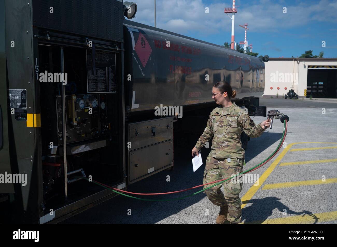 L'Airman de la Force aérienne des États-Unis Lindsey Ford, 86e Escadron de préparation logistique, dirige une inspection d'un flexible de carburant à la base aérienne de Ramstein, en Allemagne, le 7 juillet 2021. Les opérations quotidiennes du 86e vol de LRS pour le pétrole, les huiles et les lubrifiants aident à maintenir la supériorité aérienne de la US Air Force, en plus de s'assurer que Ramstein demeure une passerelle mondiale. Banque D'Images