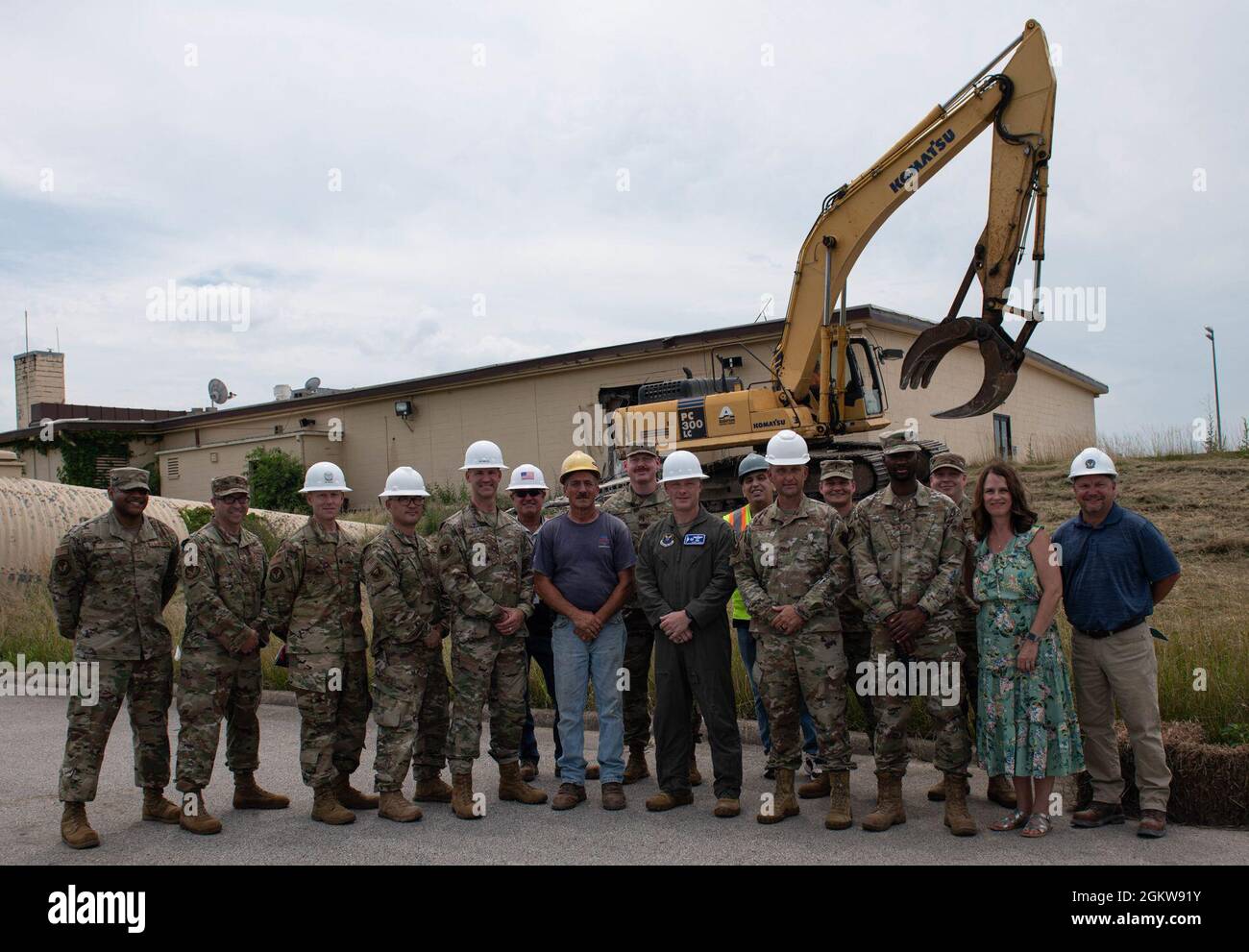 Les membres des services et les travailleurs contractuels de la construction qui participent à la démolition de l'ancienne installation d'alerte B-2 Spirit posent pour une photo devant le site de démolition de la base aérienne de Whiteman, Missouri, le 7 juillet 2021. La démolition de l'ancienne installation d'alerte représente un changement symbolique au sein des opérations B-2 à mesure que le nouveau bâtiment d'exploitation consolidé prend le relais. Banque D'Images