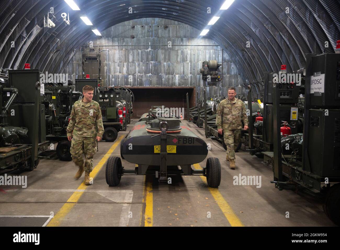 Sergent d'état-major de la Force aérienne des États-Unis Bryant Griffith, 86e Escadron de préparation logistique, à gauche, et Tech. Sgt. Drew Killian, 86e officier en charge du bureau de l'environnement et de la sécurité des carburants de LRS, effectue une inspection de l'équipement de carburant de réserve à la base aérienne de Ramstein, en Allemagne, le 7 juillet 2021. L'équipement de réserve est utilisé pour le ravitaillement rapide des aéronefs et les opérations d'urgence en gamme basse. Banque D'Images