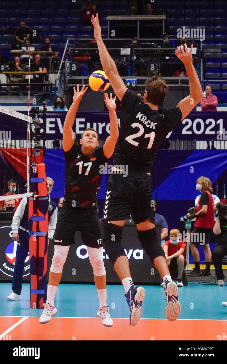 Ostrava, République tchèque. 15 septembre 2021. L-R Jan Zimmermann, Tobias Krick (tous deux All) en action pendant le match de quart-finale du Championnat d'Europe de Volleyball masculin Italie contre Allemagne, joué à Ostrava, République Tchèque, 15 septembre 2021. Crédit: Jaroslav Ozana/CTK photo/Alay Live News Banque D'Images