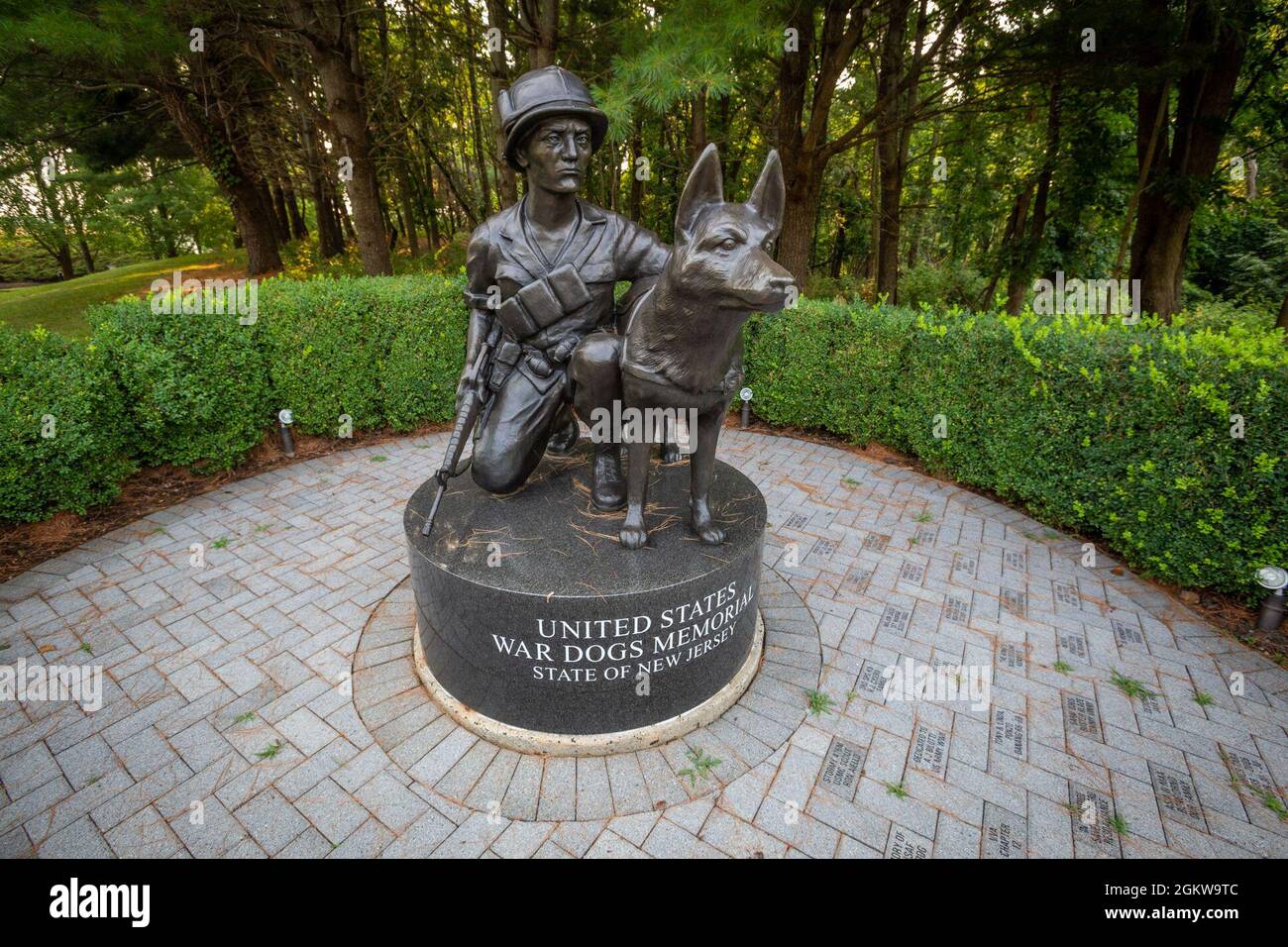 Le US War Dogs Memorial au New Jersey Vietnam Veterans’ Memorial à Holmdel, N.J., 7 juillet 2021. Il a été conçu par le sculpteur Bruce Lindsay et a été dédié le 10 juin 2006. Le New Jersey Vietnam Veterans’ Memorial, un pavillon circulaire en plein air mesurant 200 pieds de diamètre, a été conçu par Hien Nguyen, qui est venu aux États-Unis depuis le Vietnam en 1975. Il est composé de 366 panneaux de granit noir de huit pieds de hauteur, chacun représentant un jour de l'année. Les victimes sont inscrites sur les panneaux de granit le jour où elles ont été tuées. Le septième panel de mai, le jour de la fin de la guerre, est orienté vers V. Banque D'Images