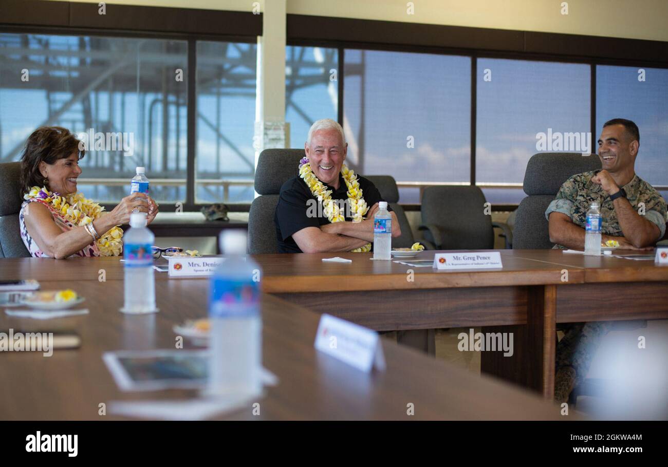 Le congressiste américain Greg Pence (R-IN) et son épouse Denise rencontrent la direction de la base des Marines d'Hawaii (MCBH) et la direction du 3d Marine Regiment, le 7 juillet 2021. Pence est un vétéran du 3d Battalion, 3d Marines et siège au House Energy and Commerce Committee. L'accent mis sur la visite a été mis sur la sécurité environnementale, la résilience et la conception de la force 2030. Banque D'Images