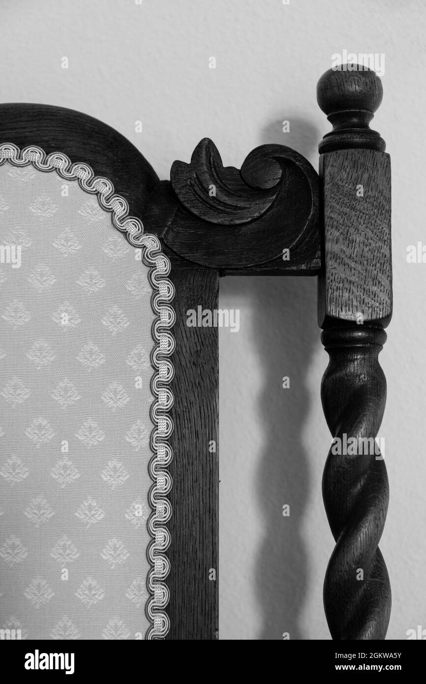 Décoration de chaise en bois antique à torsades d'orge montrant la texture du tissu et la torsion du bois Banque D'Images